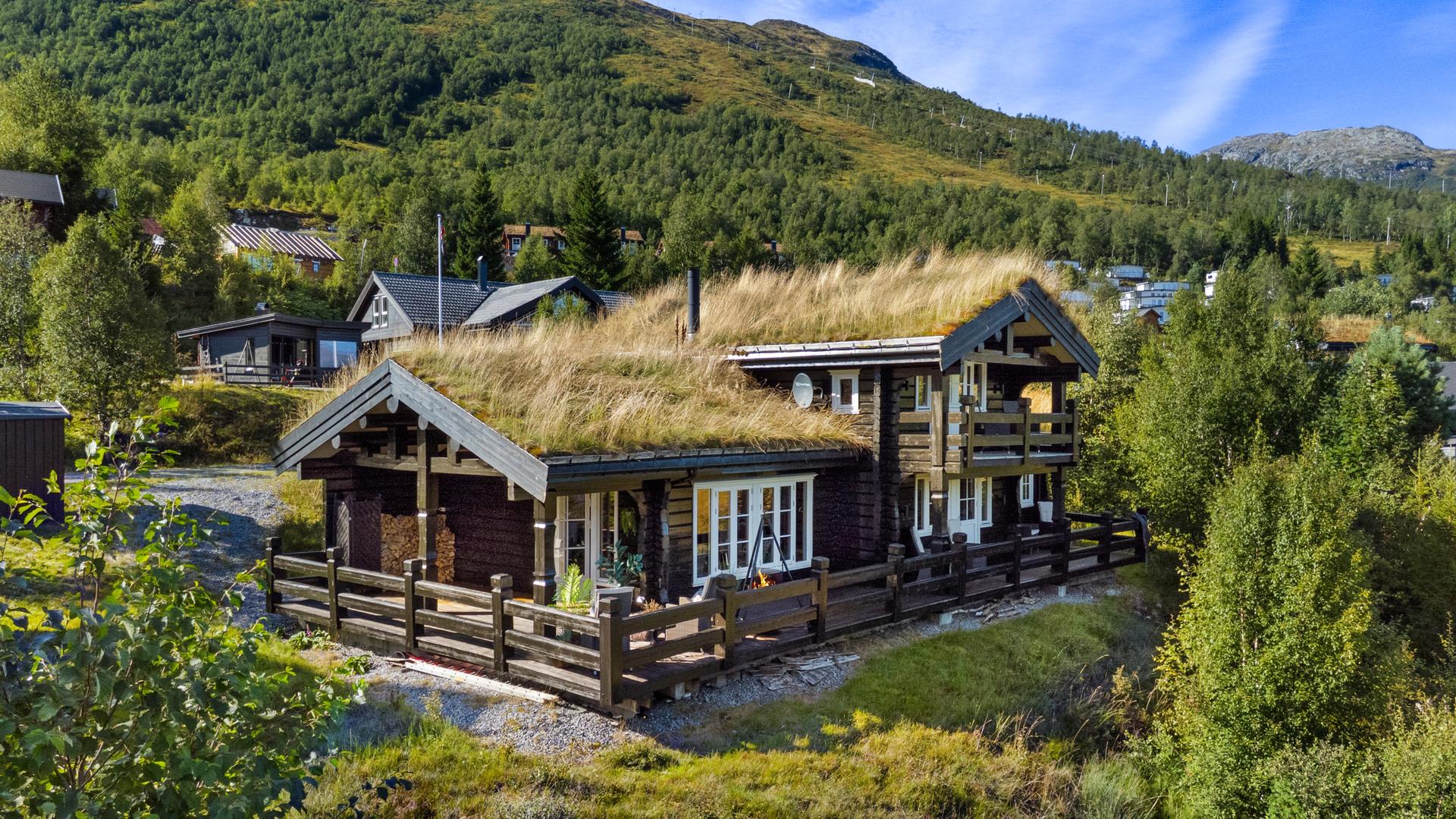 EiendomsMegler 1 har gleden av å presentere en koselig tømmerhytte på Fjellsætra! Foto: Lillys Studio (Lill Kristin Vold). Bilde nummer 1 av 3