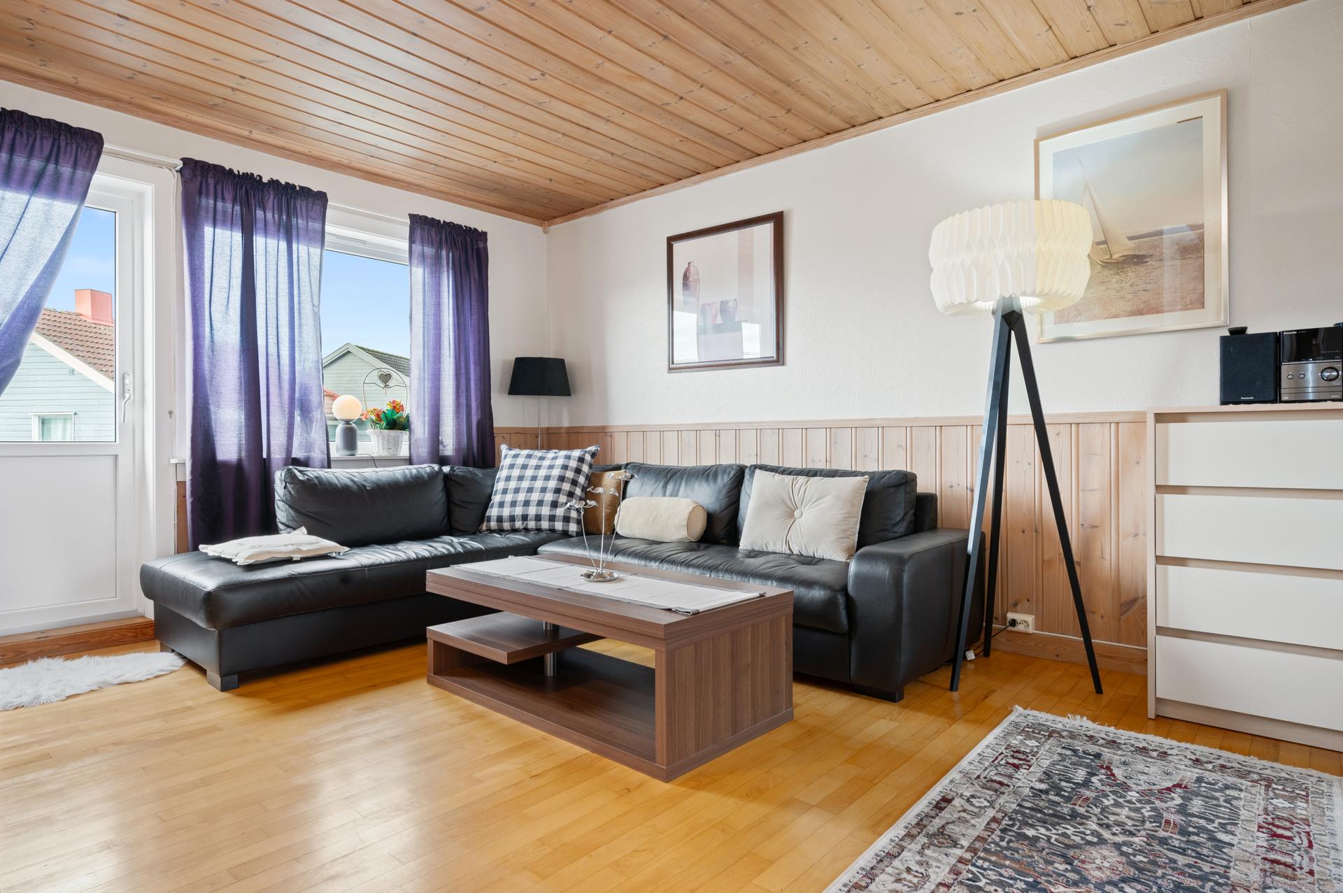 Det er plass til salong med tilhørende bord og interiør.  Dessuten er det utgang til balkong i fra stuen. Bilde nummer 3 av 3