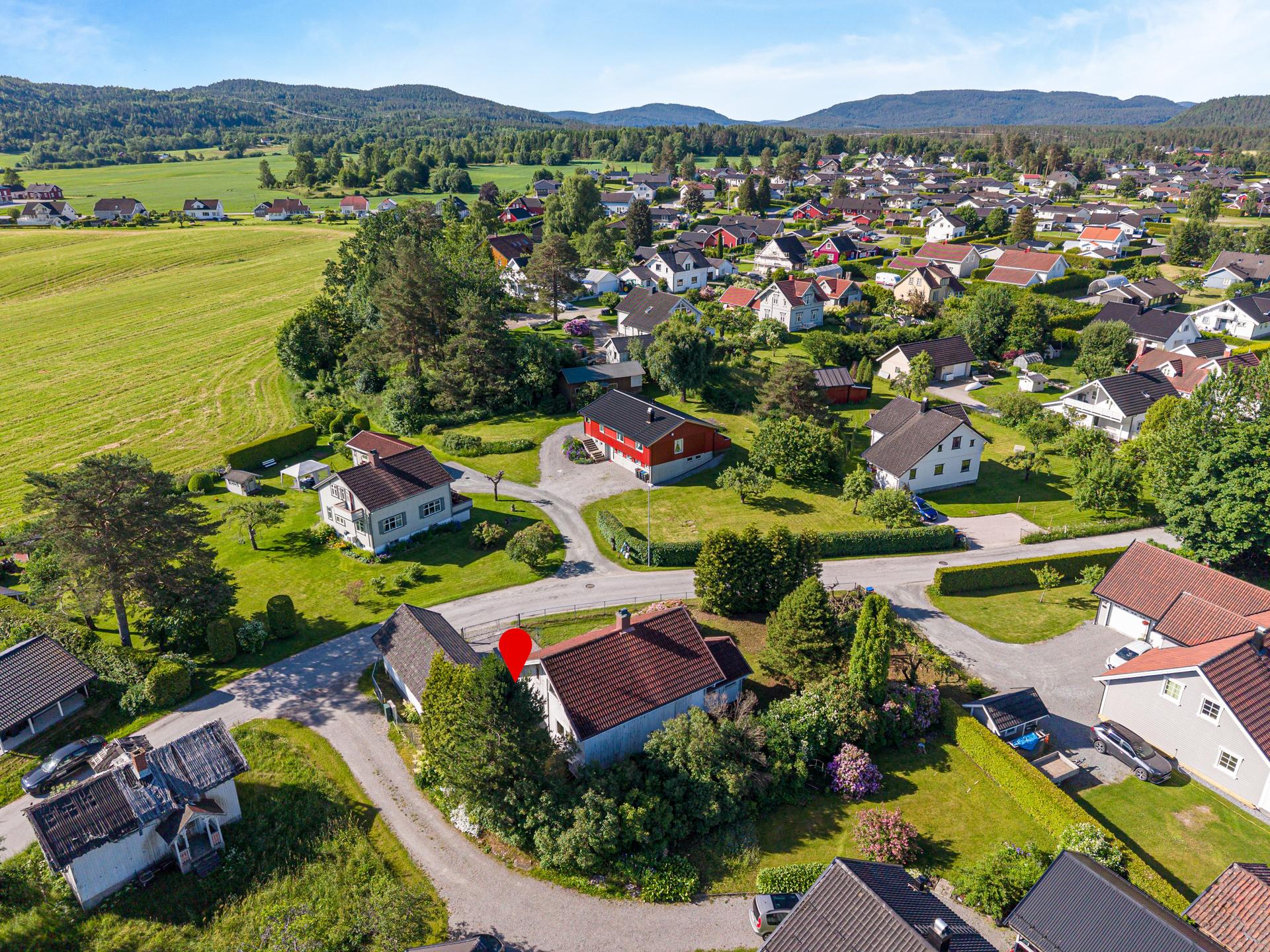 Her bor man i landlige omgivelser, men samtidig sentralt i forhold til Ulefoss sentrum med handlesenter, butikker og diverse servicetilbud. Boligen ligger fint til omkranset av fine grøntarealer.
. Bilde nummer 3 av 3