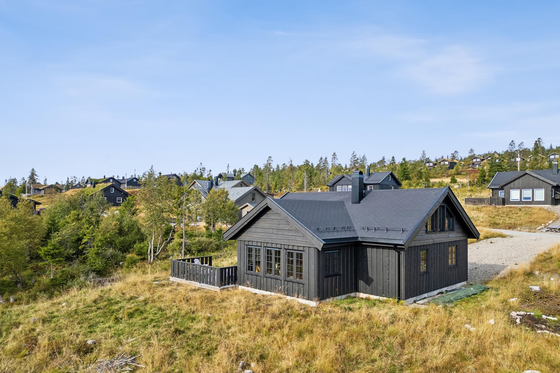 En nybygd fritidsbolig med gjennomførte materialvalg og moderne fasiliteter.. Bilde nummer 2 av 3