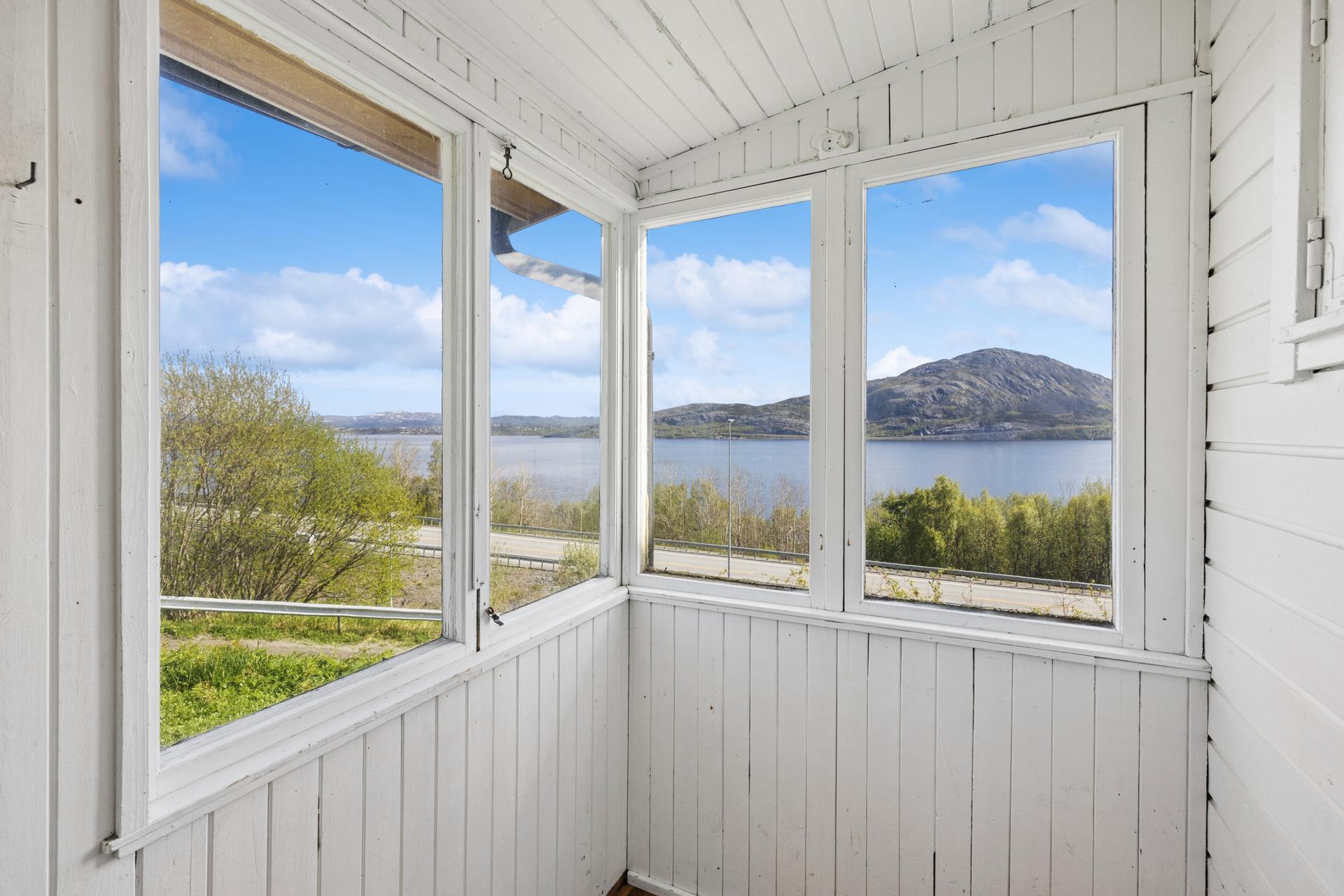 Fra flere av boligens rom har man en vidstrakt utsikt over Kåfjorden.. Bilde nummer 3 av 3