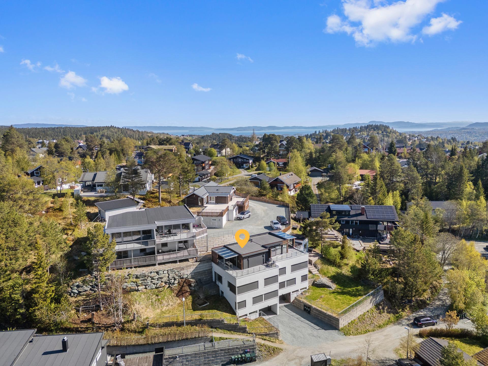 Huset ligger fint til på et høydedrag med fantastisk utsikt.. Bilde nummer 3 av 3