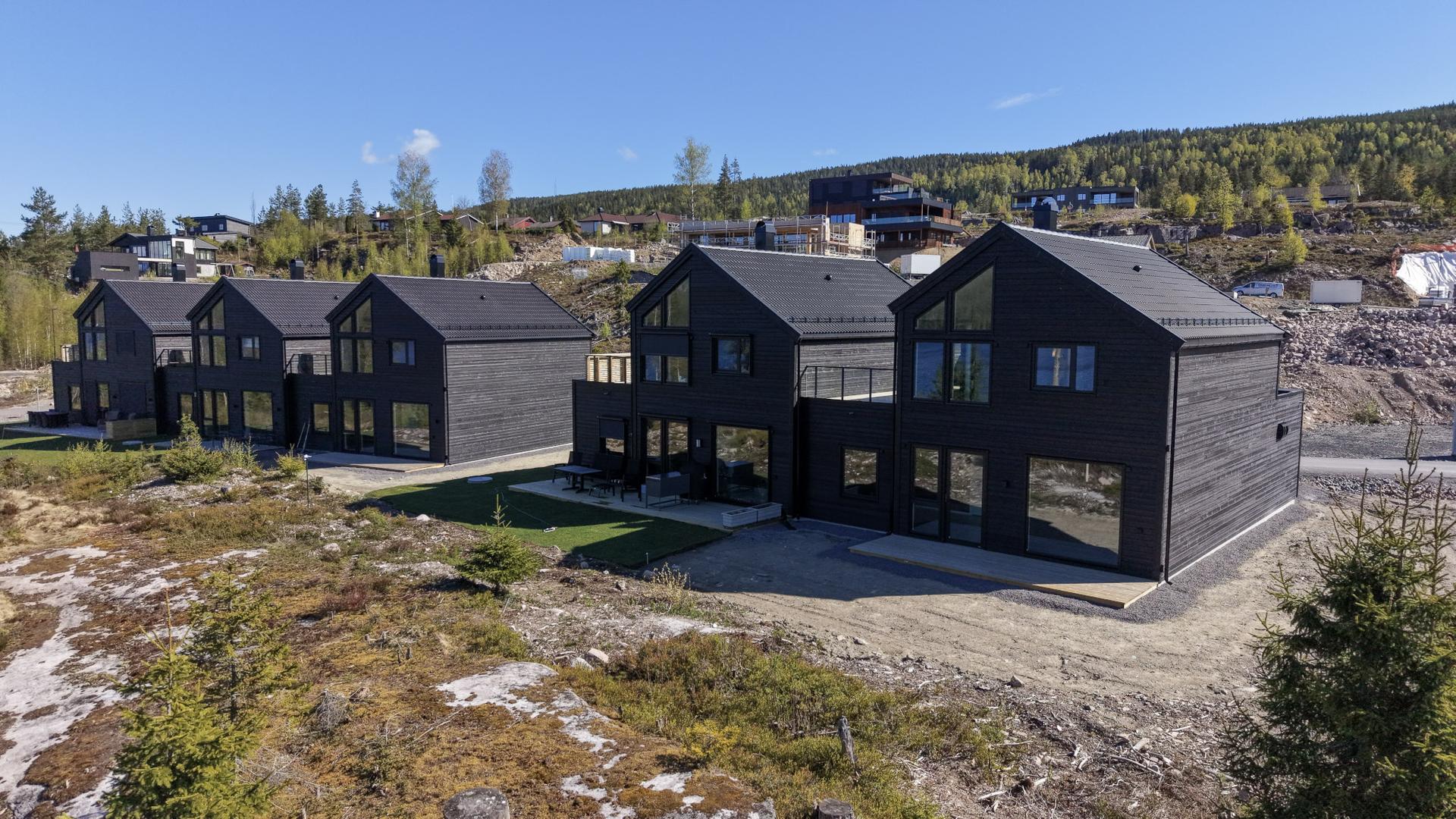 Det er eksklusivt uteareal på tre sider. Mot sør og vest er det klargjort slik at man enkelt kan opparbeide hageareal. Det er strøkne solforhold til boligen, fra tidlig morgen til sen kveld.. Bilde nummer 3 av 3