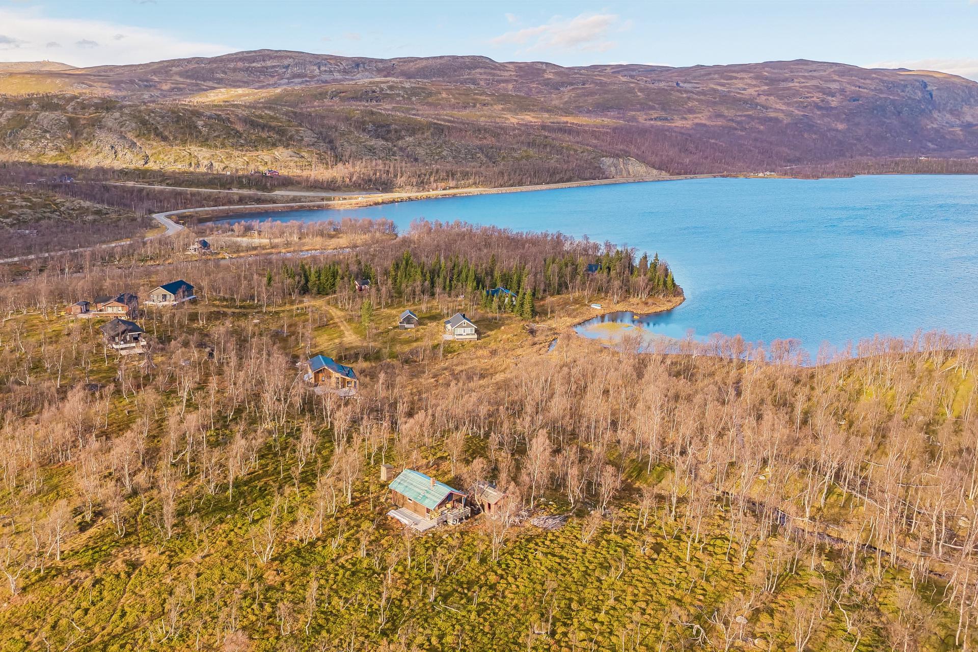 Kort vei ned til Leirbotnvatnet med gode muligheter for fiske og padling.. Bilde nummer 3 av 3