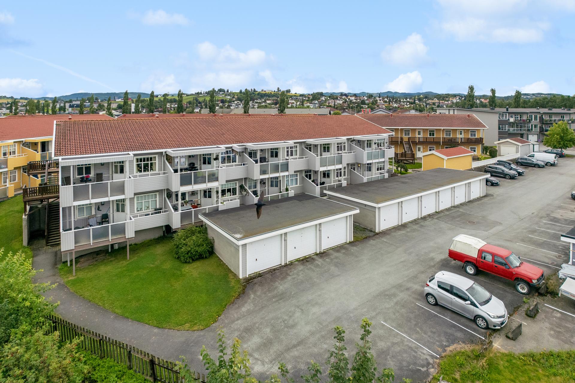 Leiligheten ligger sentralt i Levanger med gangavstand til de fleste servicetilbud.. Bilde nummer 2 av 3