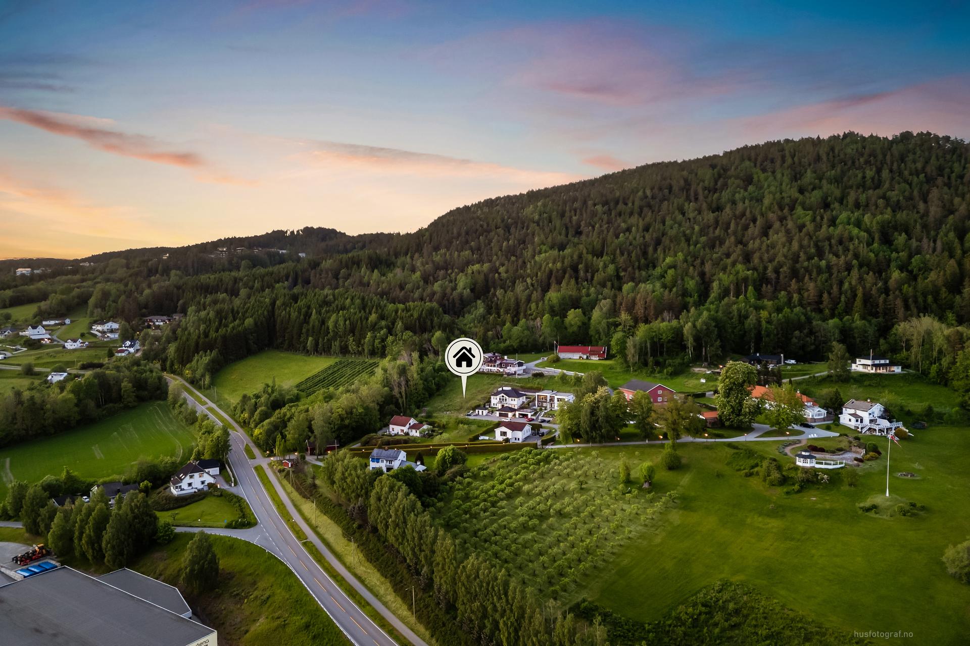 Velkommen til Reistadbakken 5A! - En sjelden mulighet til å sikre deg en stor tomt på 1 273 kvm, med nydelig utsikt høyt over Lier med storslått utsikt og avgrensende til friområde. . Bilde nummer 1 av 3