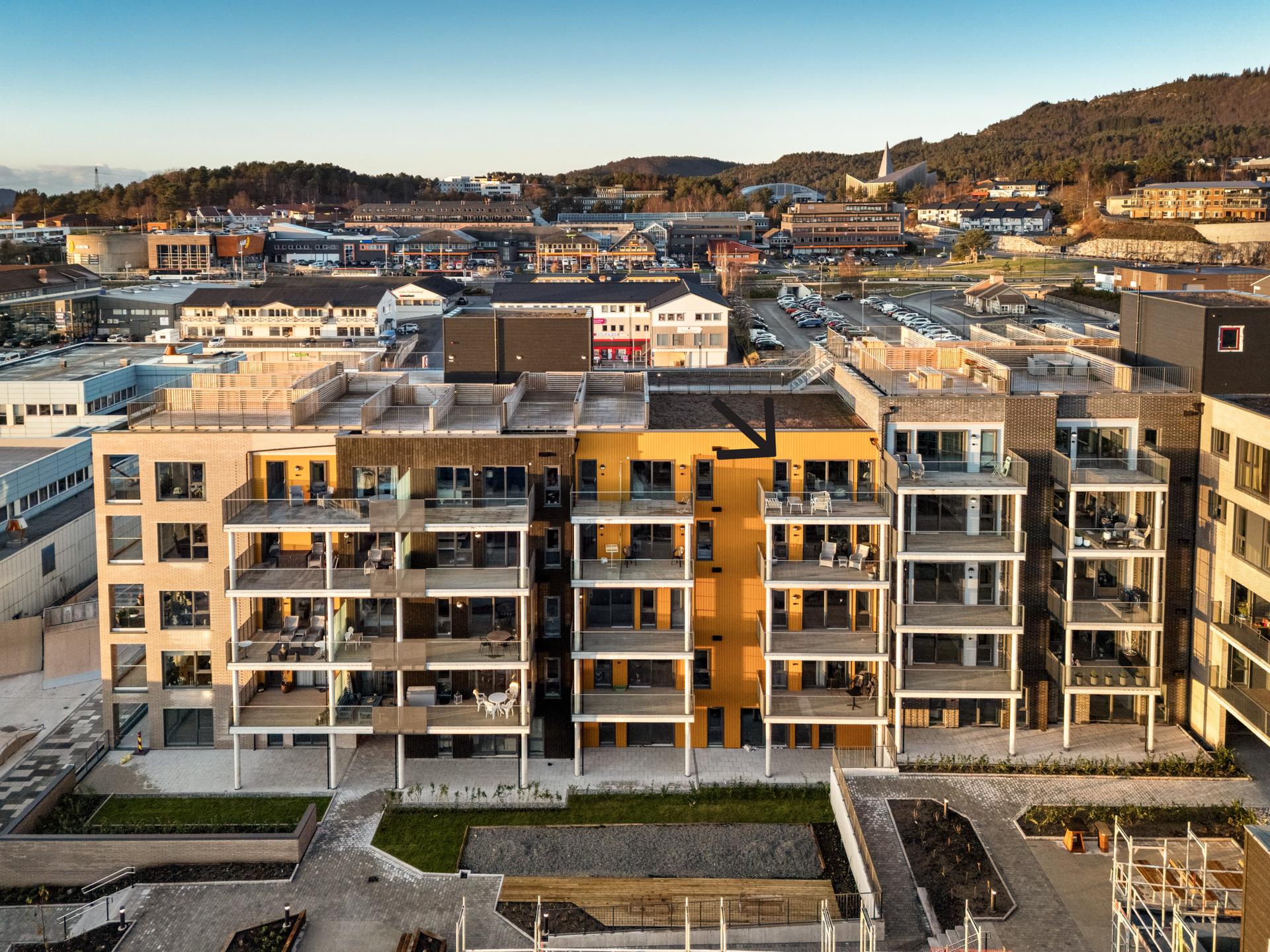 En garasjeplass er inkludert i kjøpesummen.
Dette er leilighet A504 i prosjektet, se svart pil for plassering i bygget. . Bilde nummer 3 av 3