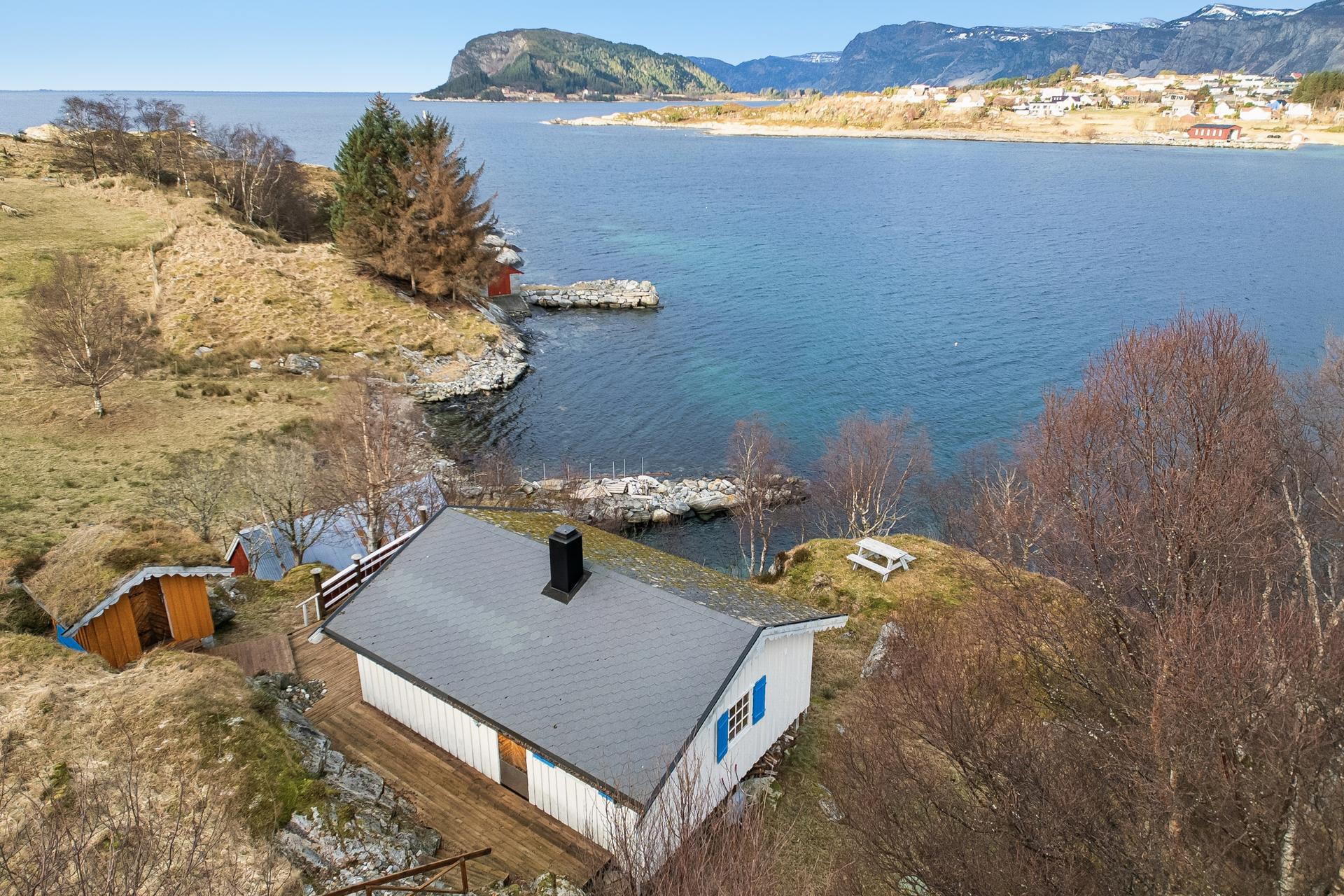 Eiendommen ligger fint til på nordsiden av halvøya Salt, med flott utsyn mot Selje og ut mot Stadhavet.. Bilde nummer 3 av 3