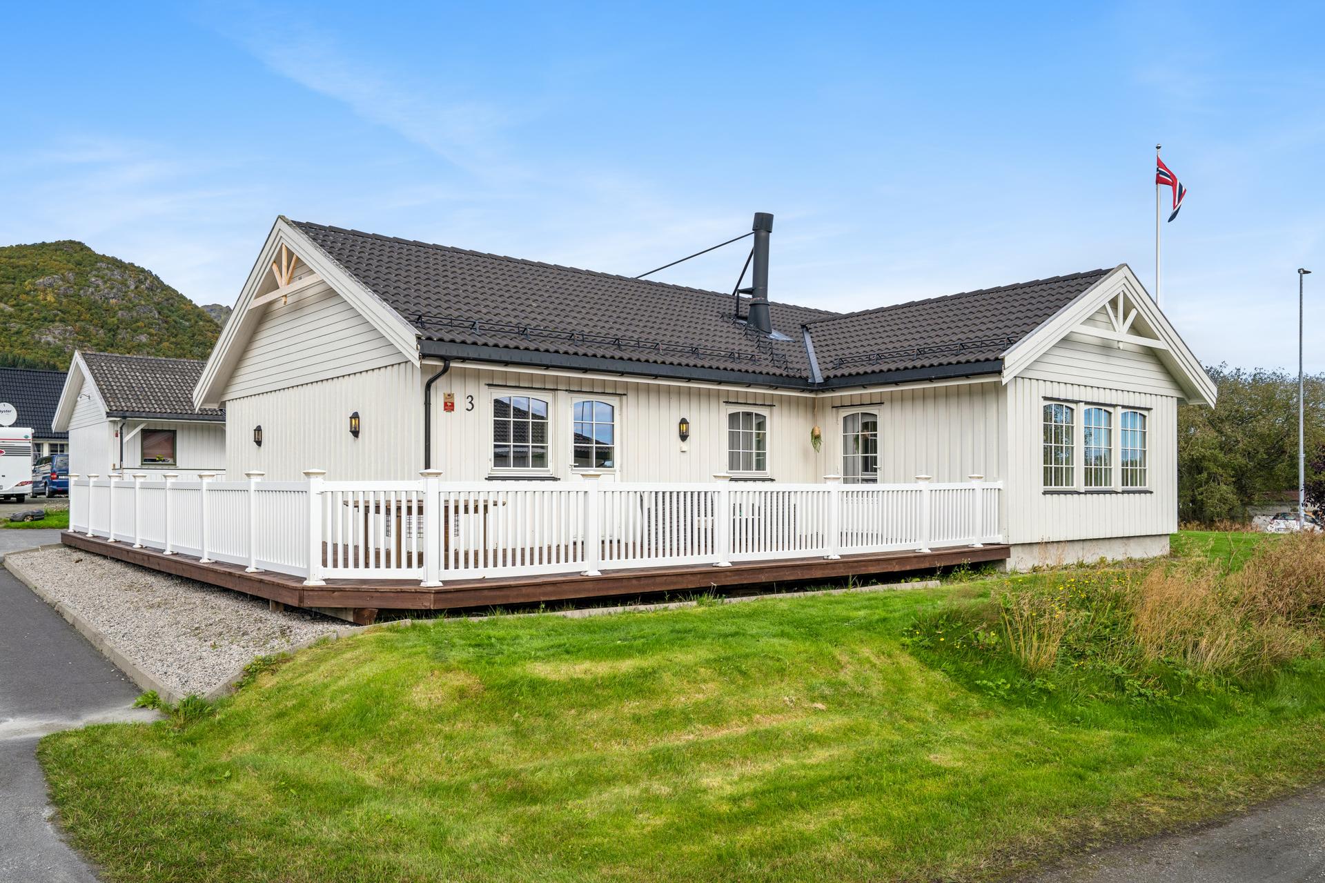 Velkommen til Myrlandsveien 3 - Presentert av EiendomsMegler1 Lofoten. Foto: EFKT. Bilde nummer 1 av 3