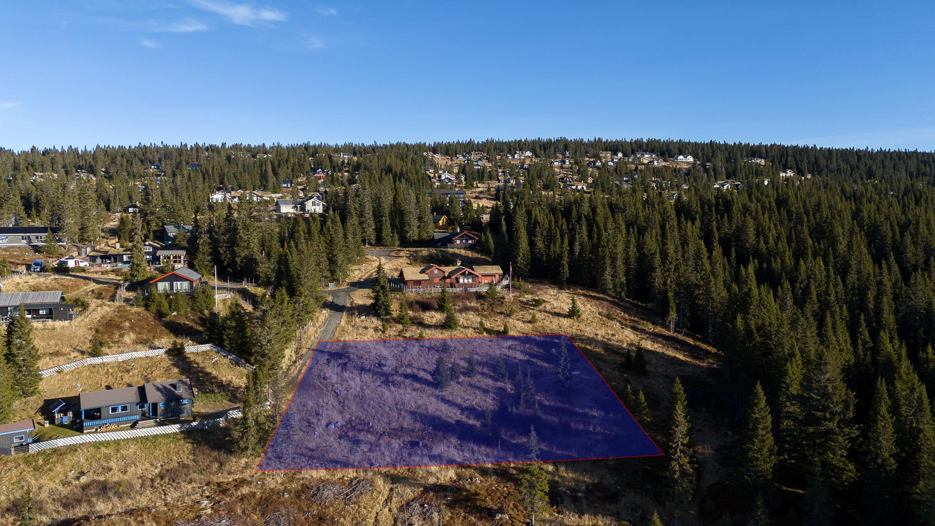 Tomta ligger i et etablert hytteområde, relativt sentralt på Nordseter. Skrånende terreng med fine solforohld.. Bilde nummer 2 av 3