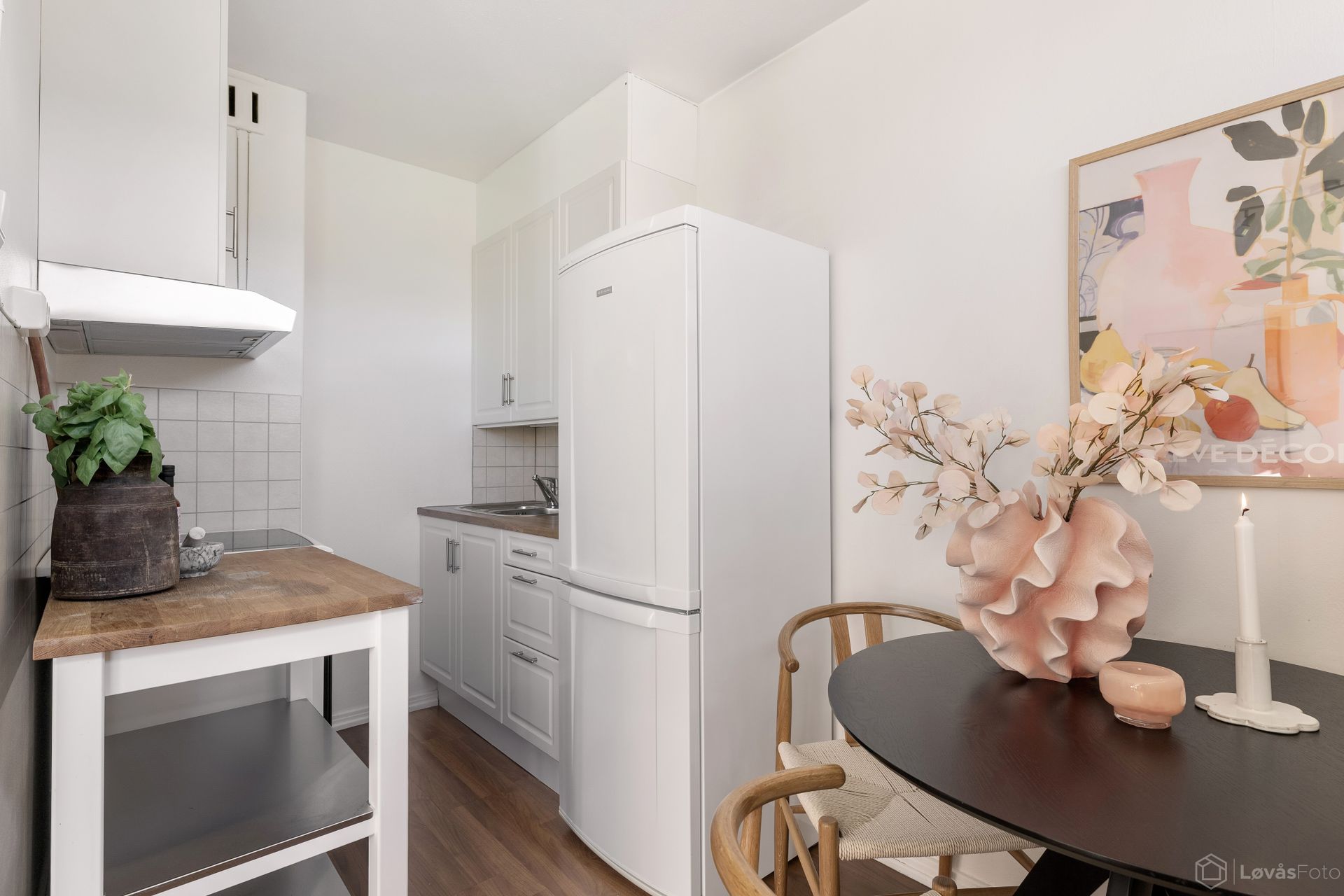 Kjøkken med HTH-innredning og spiseplass i delvis åpen forbindelse med stuen.. Bilde nummer 3 av 3
