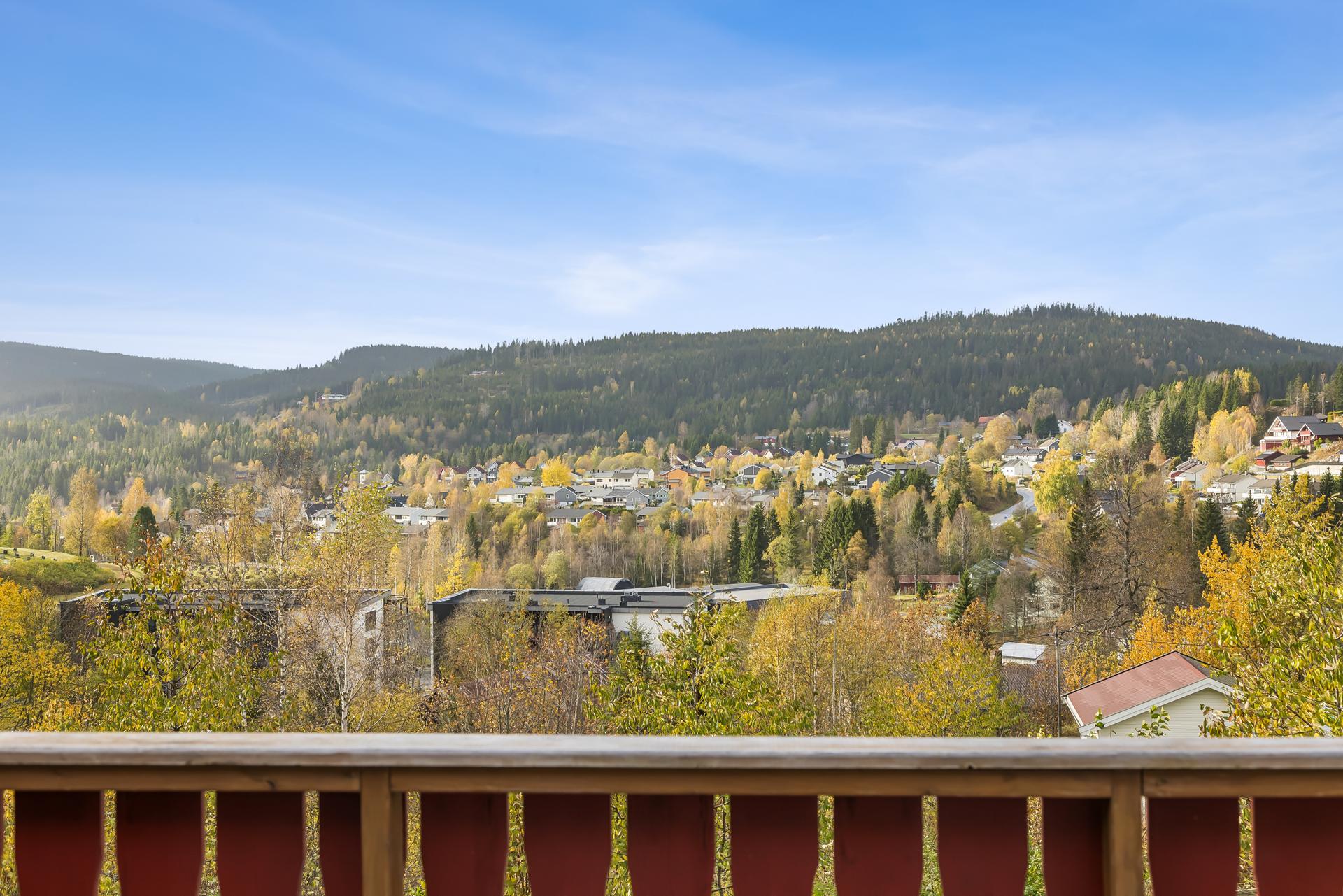 Åpen utsikt over Grua og det omkringliggende kulturlandskapet. Her har du meget gode solforhold med sol fra morgen til sen kveld.. Bilde nummer 3 av 3