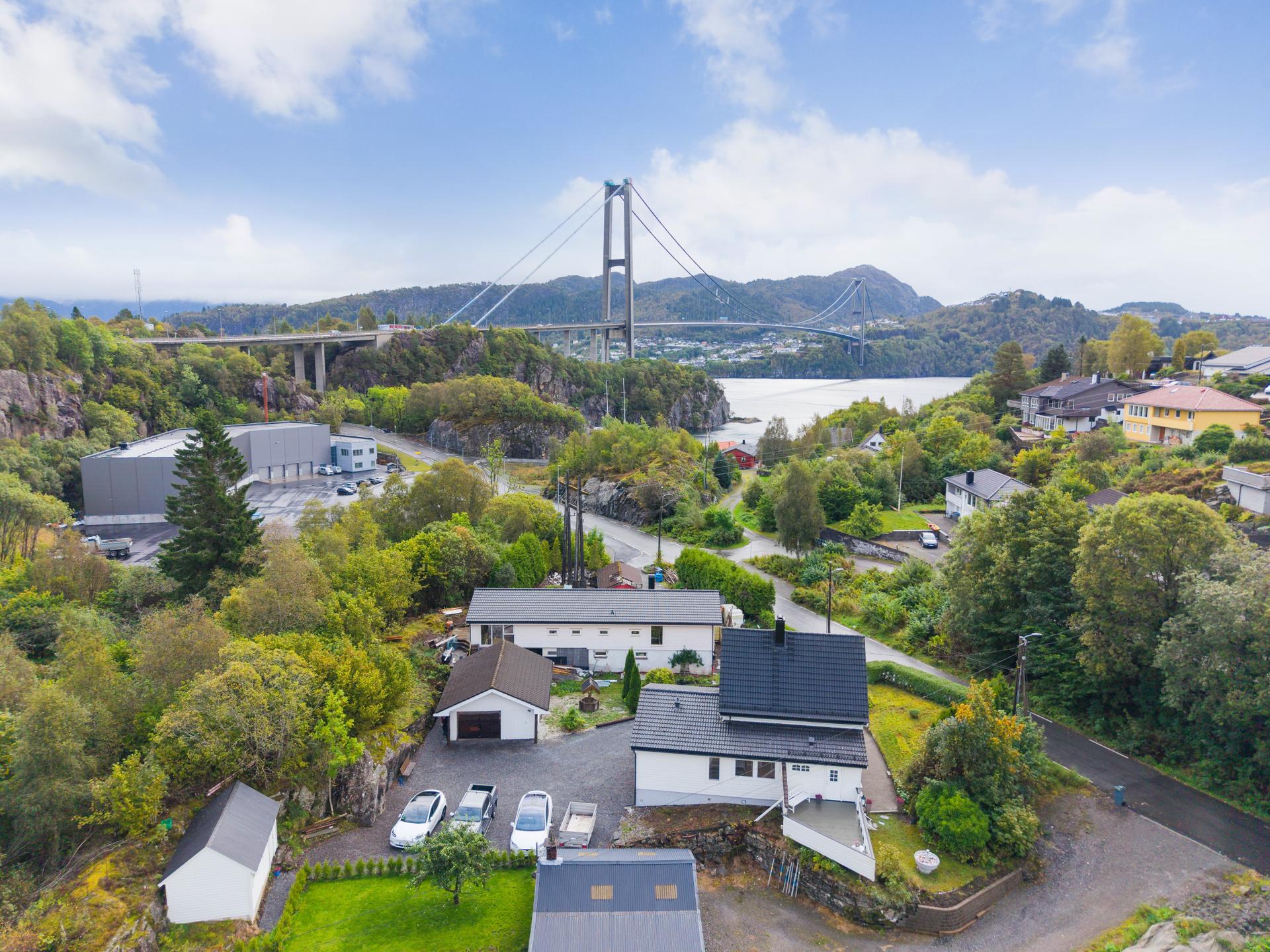 Eiendommen ligger i et veletablert og populært boområde med nærhet til fjorden og enkel adkomst Bergen by.. Bilde nummer 3 av 3