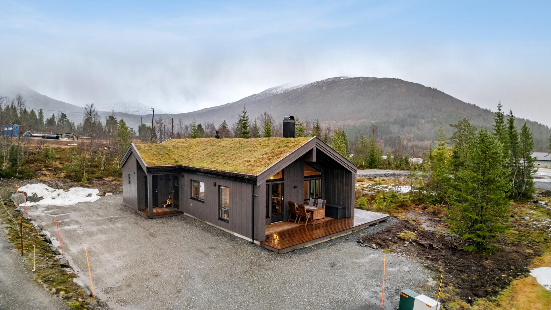 Velkommen til Harevadet 196 - 7minutt  køyring frå Grodås!
Hytta ligg rett ved skitrekk og skiløyper. Solrikt og nydelig utsikt!
(foto: Efkt, Svein Olav Humberset). Bilde nummer 2 av 3