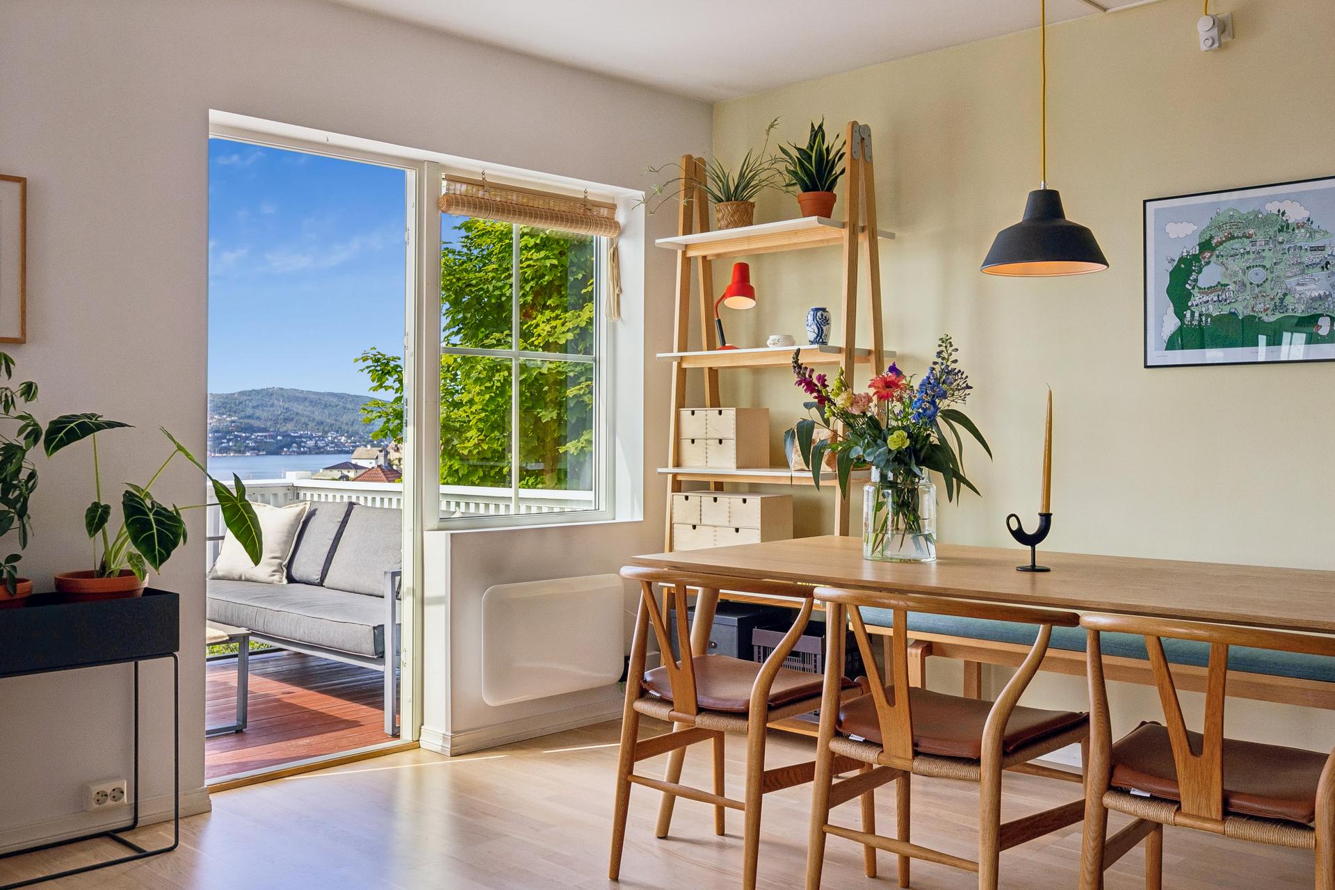 Direkte utgang fra spisestuen til en av leilighetens to balkonger.. Bilde nummer 3 av 3