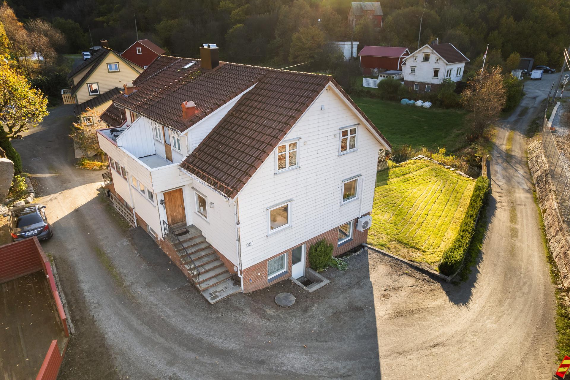 Tomten grenser til en bekk og byr på frodige gressarealer og variert terreng.. Bilde nummer 2 av 3