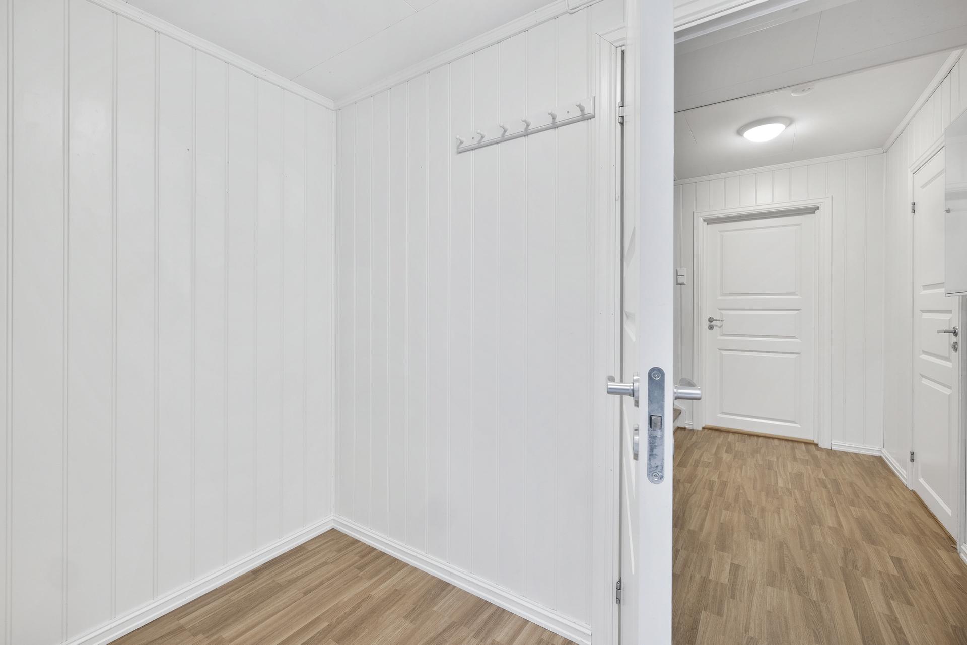 Romslig gang/entré med god plass til oppheng av yttertøy og sko. Bilde nummer 3 av 3