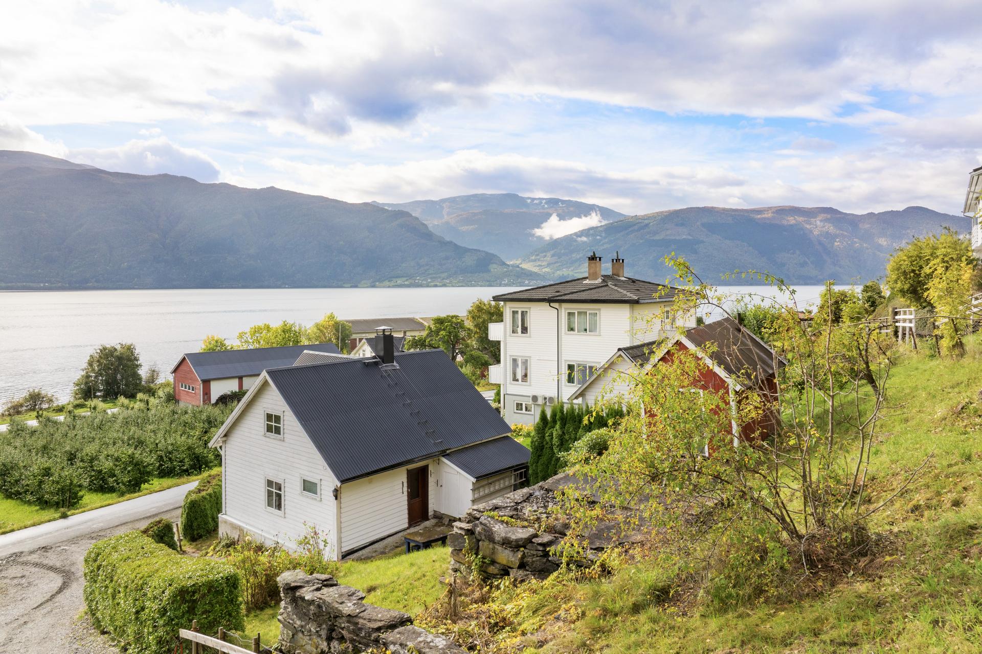 Frå eigedomen kan ein nyte flott utsikt over fjorden og fjella rundt.. Bilde nummer 3 av 3