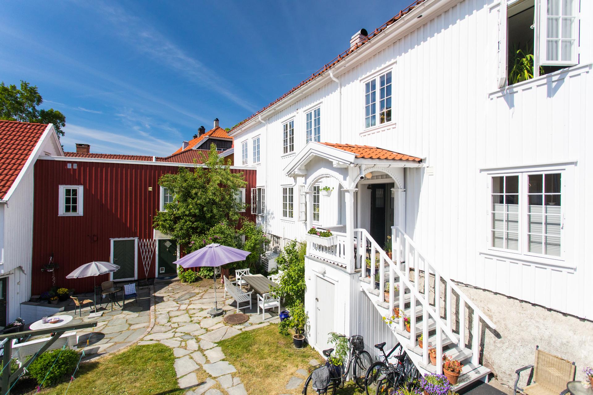 Inngangspartiet er felles for flere seksjoner og preges av original stil.. Bilde nummer 2 av 3