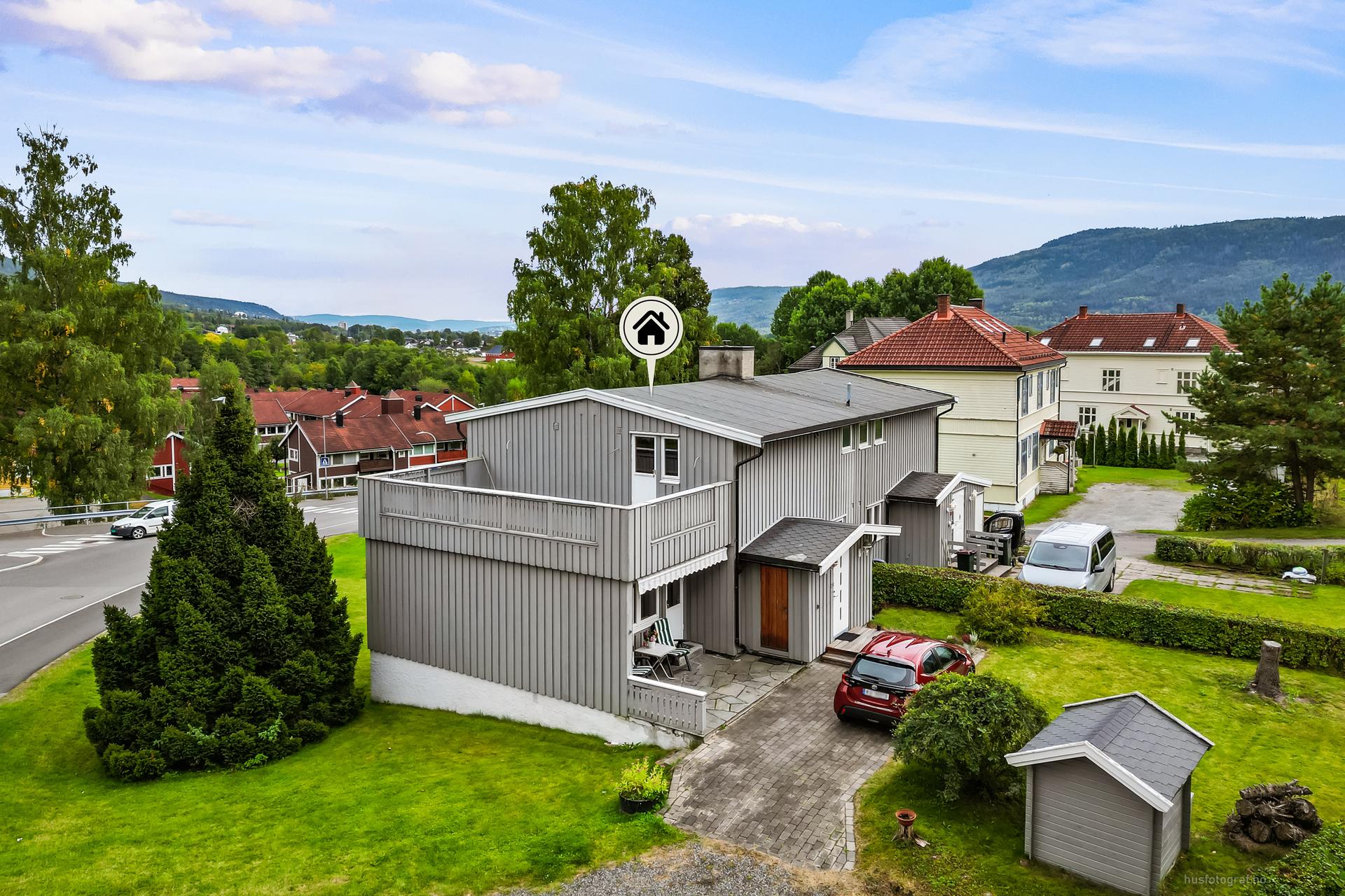 Vertikaldelt tomannsbolig over tre plan med hage, markterrasse og romslig takterrasse. Bilde nummer 2 av 3