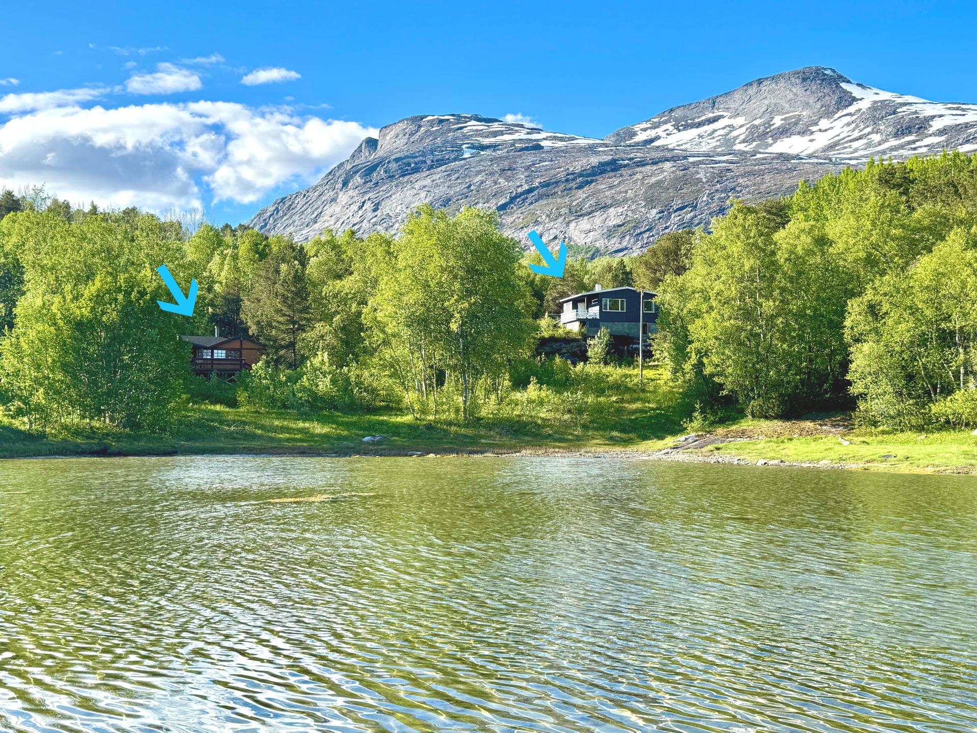 Velkommen til Bodøveien 2894 og 2892! Hyttene ligger usjenert til på en naturtomt på "nedsiden" av riksvei. Foto: LEEL Media as . Bilde nummer 1 av 3