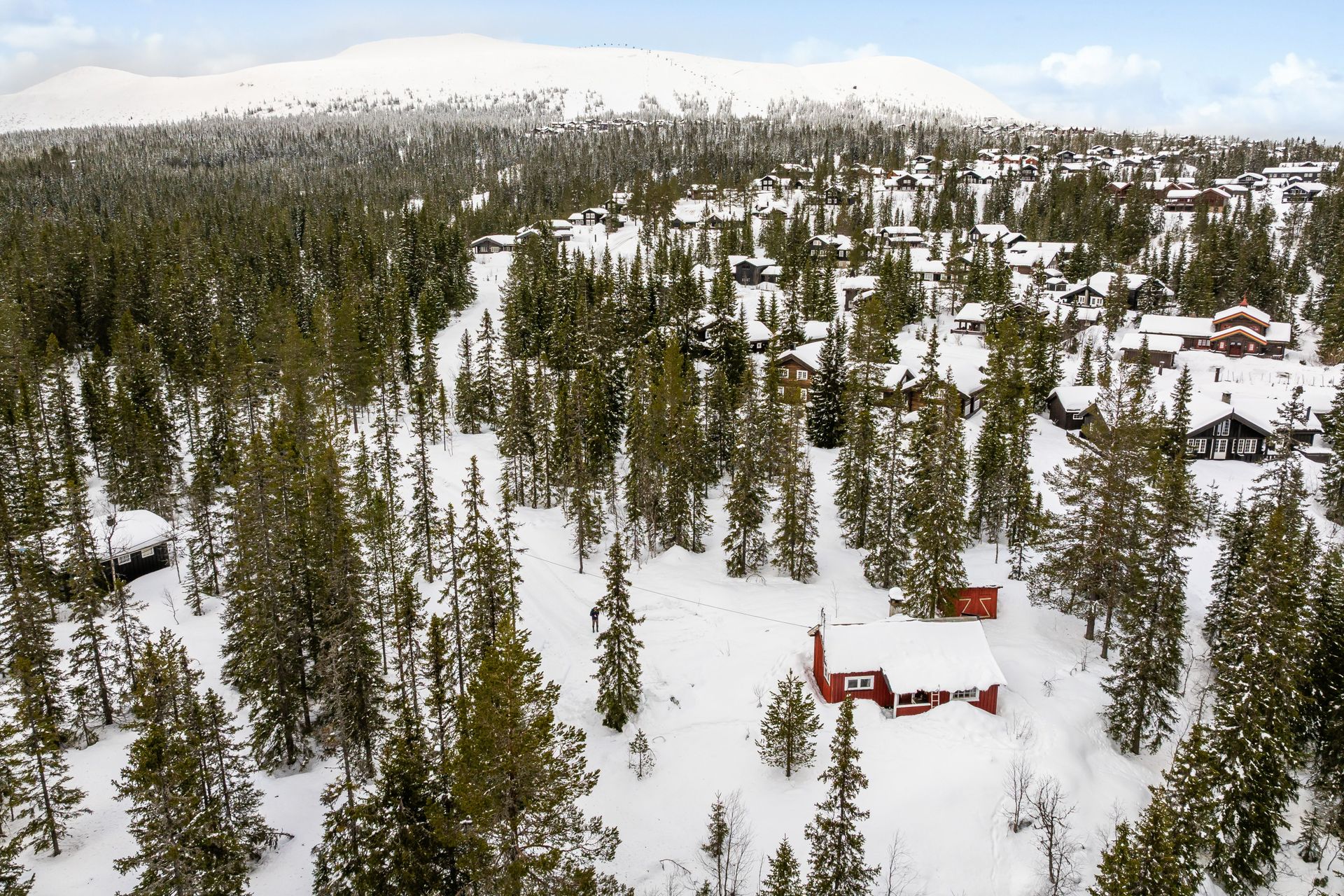 Eiendommen har en attraktiv beliggenhet med ski-inn/ski-ut til alpinanlegget.. Bilde nummer 2 av 3