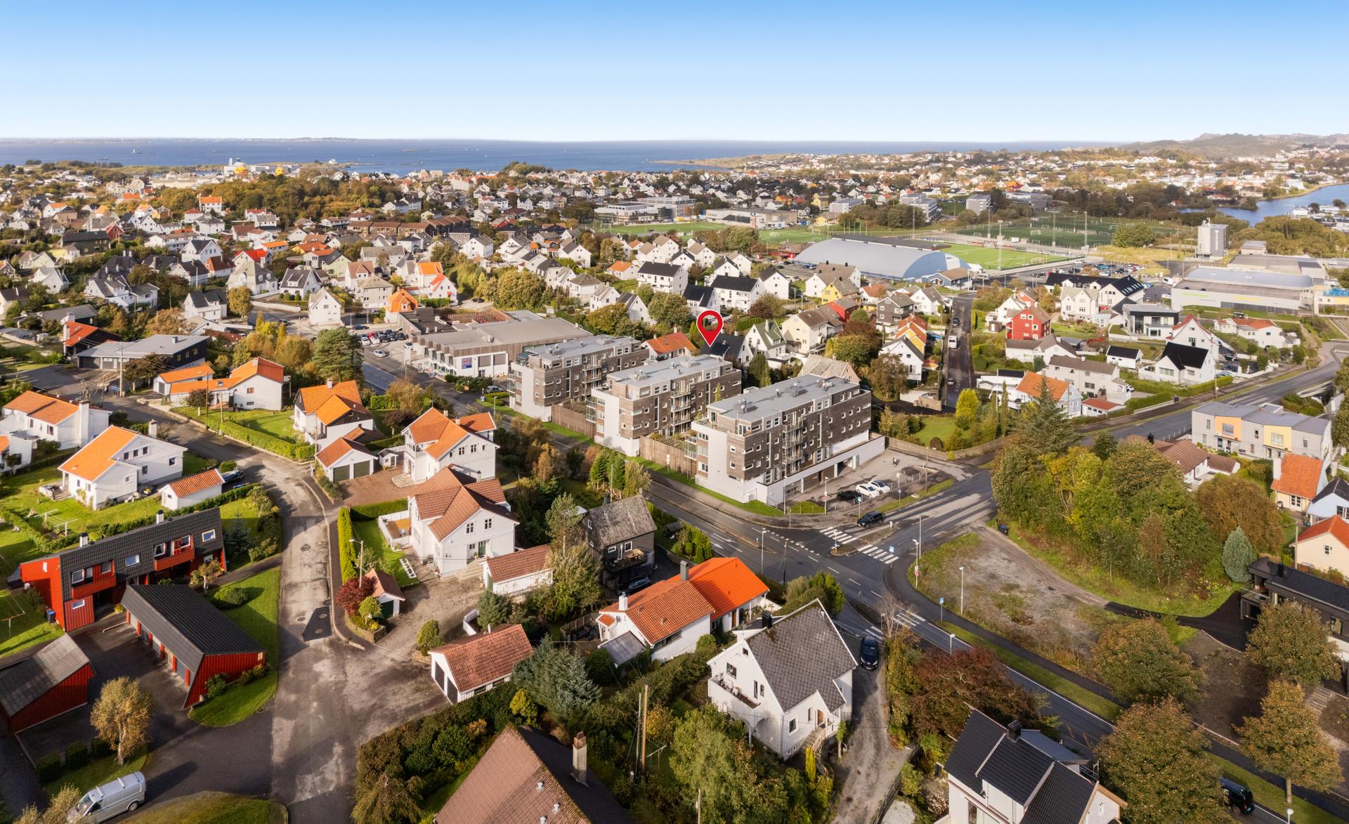 Gjennomgående andelsleilighet med to altaner og garasjeplass i fellesanlegg.. Bilde nummer 2 av 3