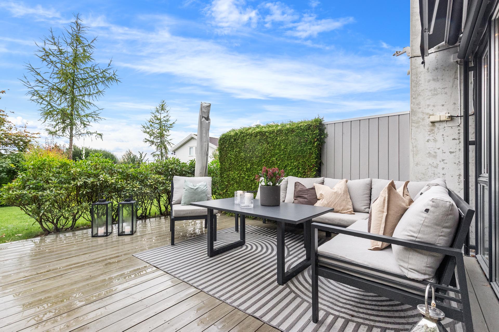 Lyst og delikat rekkehus over to plan med vestvendt terrasse på ca. 22m² , carport m/elbillader og fjordgløtt.. Bilde nummer 2 av 3