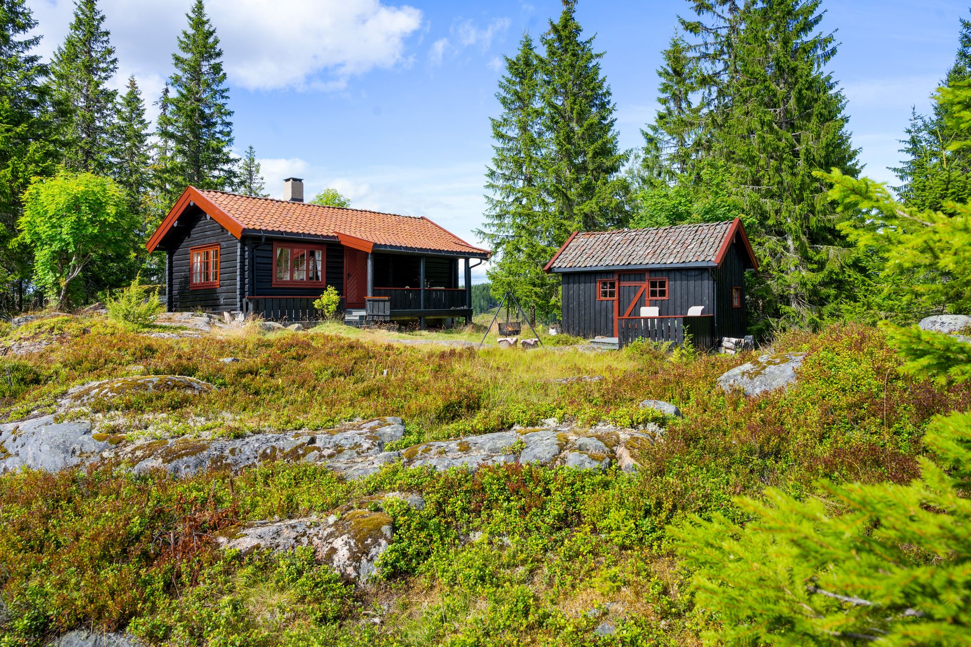 Velkommen til Vollavegen 128! Idyllisk fritidseiendom i naturskjønne omgivelser med kort vei til Nordmarkas løypenett. Foto: [Pholio/ Heidi Hexeberg Larsen]. Bilde nummer 1 av 3
