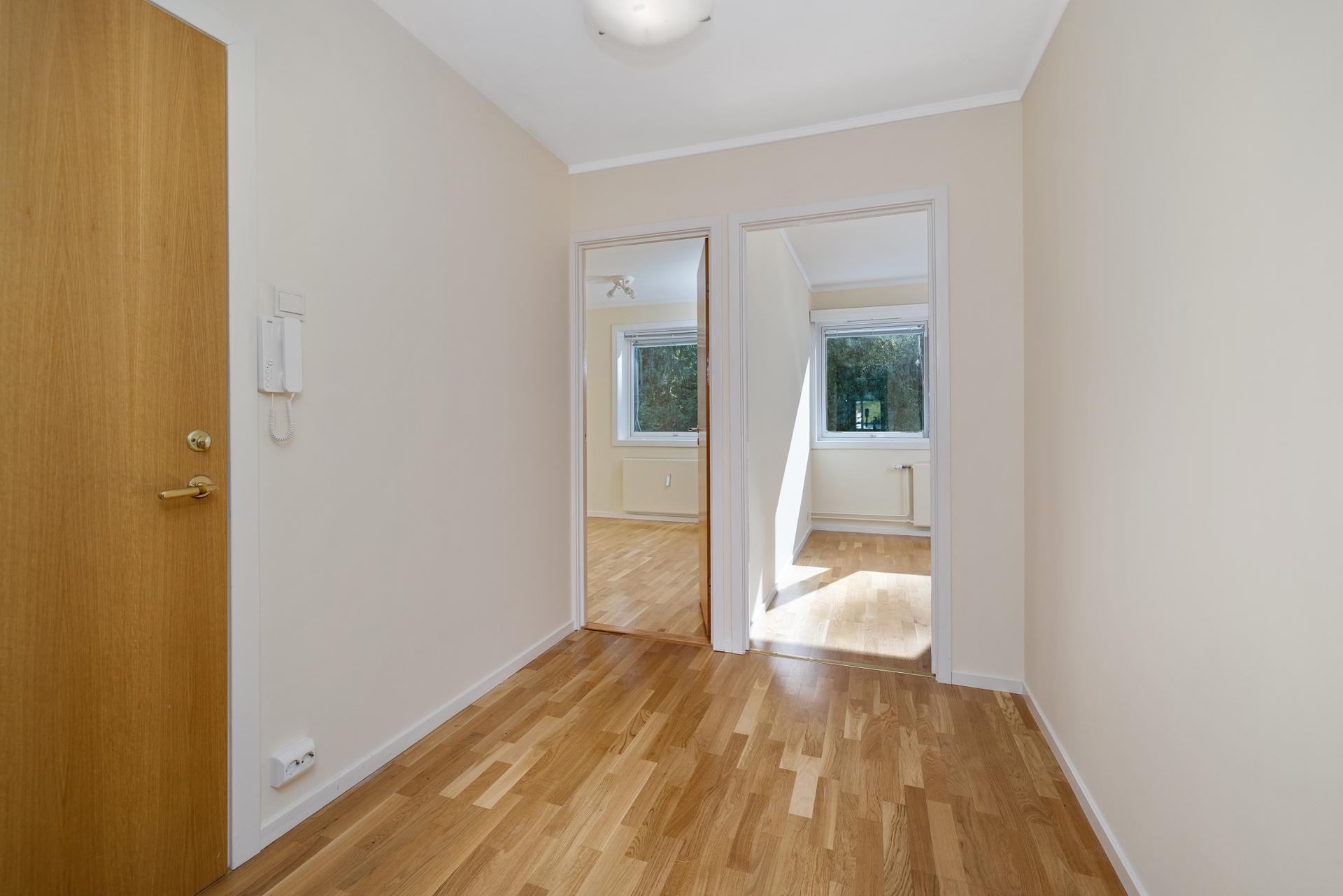 Fra entréen er det kort vei til alt du trenger, med butikker, apotek og bussforbindelse i nærområdet.. Bilde nummer 3 av 3
