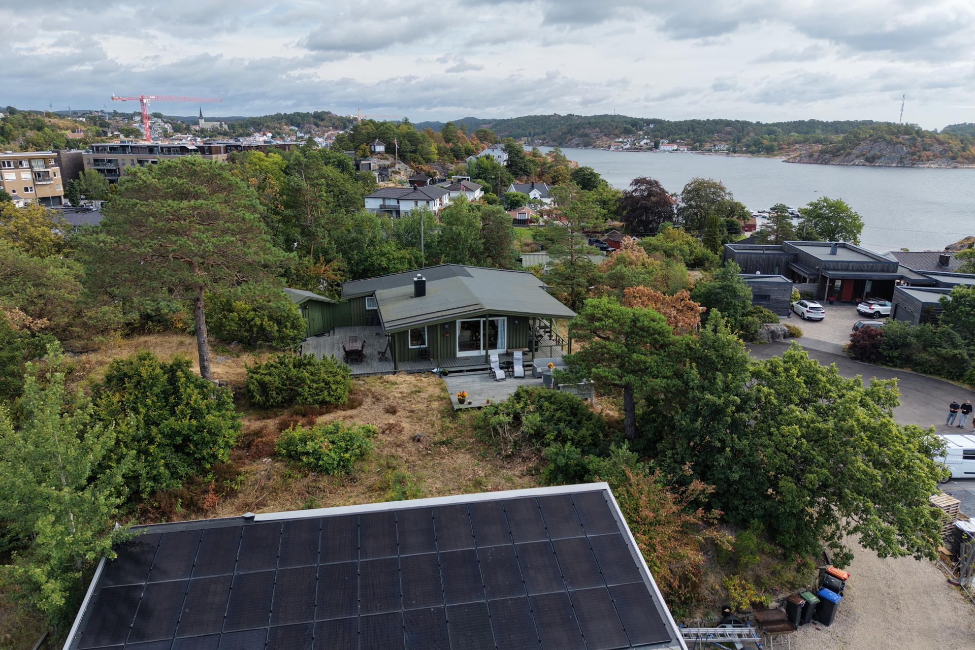 Usjenert eiendom på Vesøya med gode solforhold - Åpen utsikt over Grimstadfjorden.. Bilde nummer 3 av 3