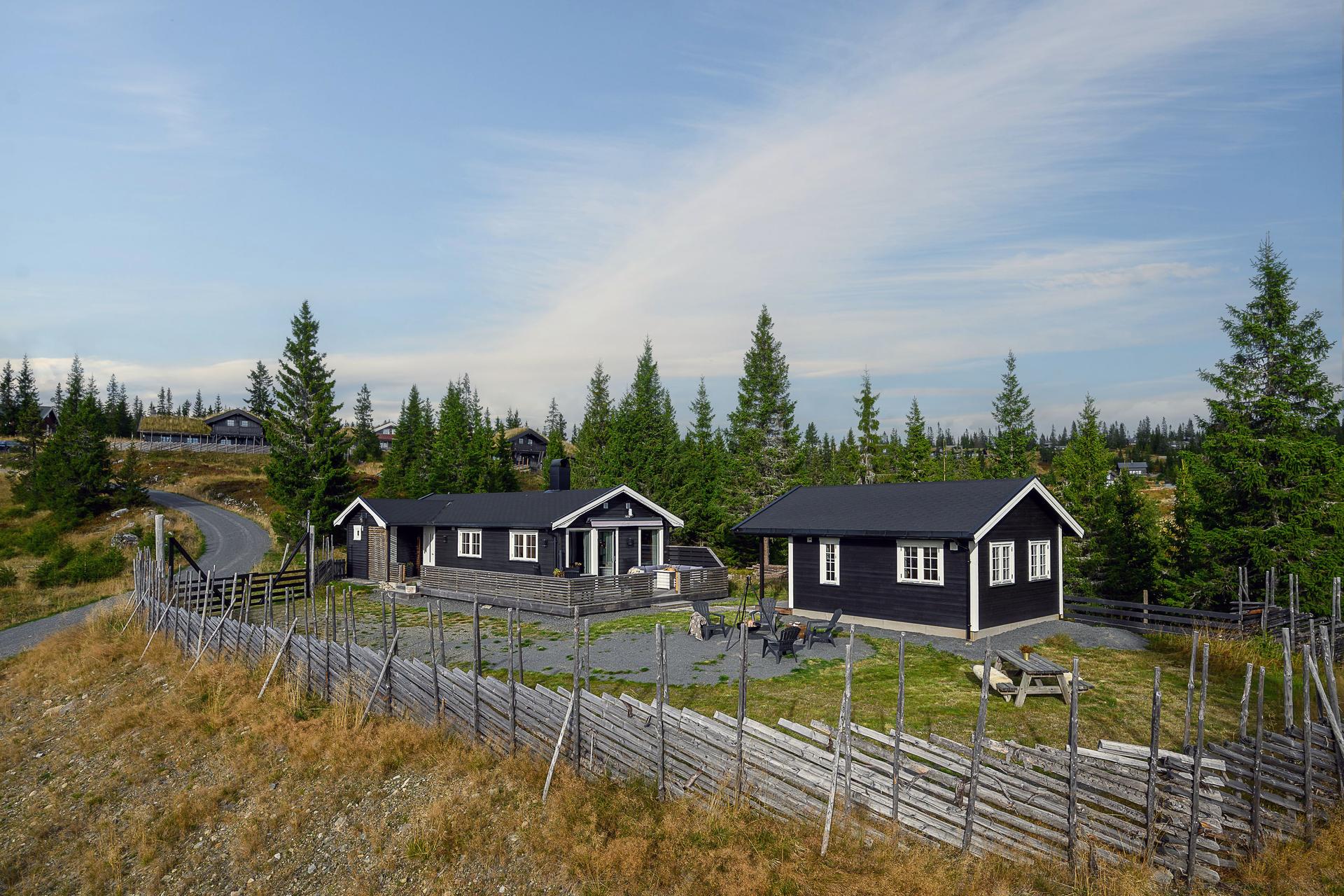 Velkommen til Sjusjøen-Brøttum 2497! Pen og tiltalende eiendom med hytte og anneks. Enkel adkomst, flotte turmuligheter hele året! Foto: Lars Marius Bækkevold.. Bilde nummer 1 av 3
