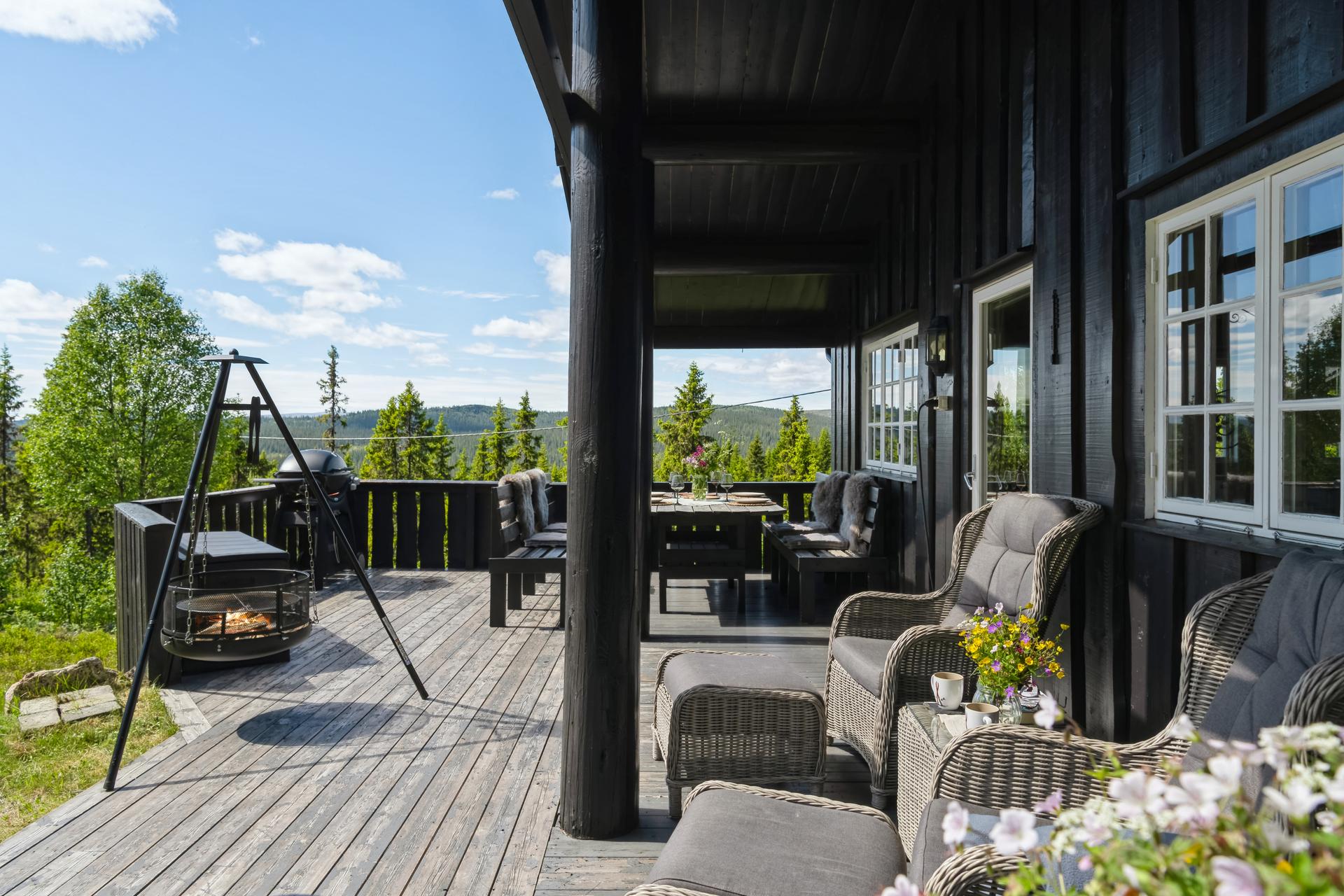 Terrassen har plass for flere sittegrupper. Bilde nummer 2 av 3