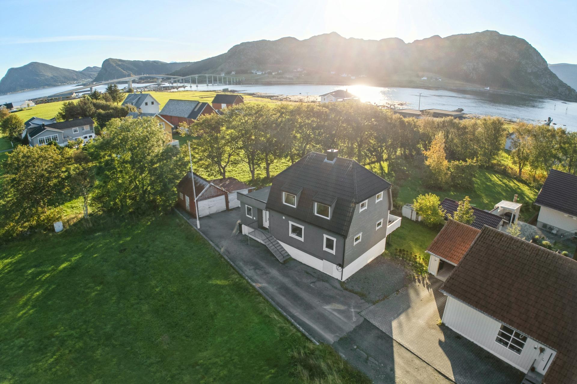 EiendomsMegler1 presenterer Bakkevegen 21. Foto: EFKT v/ Svein Olav Humberset. Bilde nummer 1 av 3