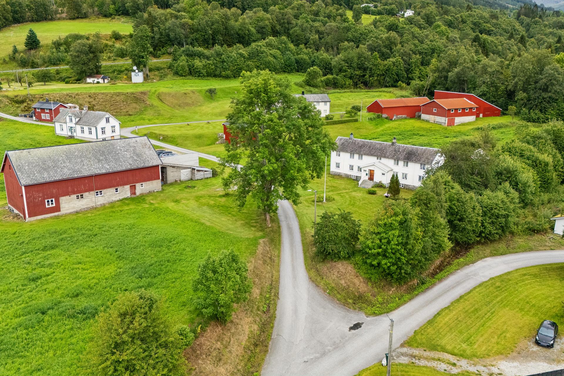 Landbrukseiendom med naturskjønn og landlig beliggenhet på Indre Mittet i Rauma kommune. Eiendommen ligger i et rolig område og byr på gode muligheter for både landbruksdrift, dyrehold og et aktivt liv på bygda.. Bilde nummer 2 av 3