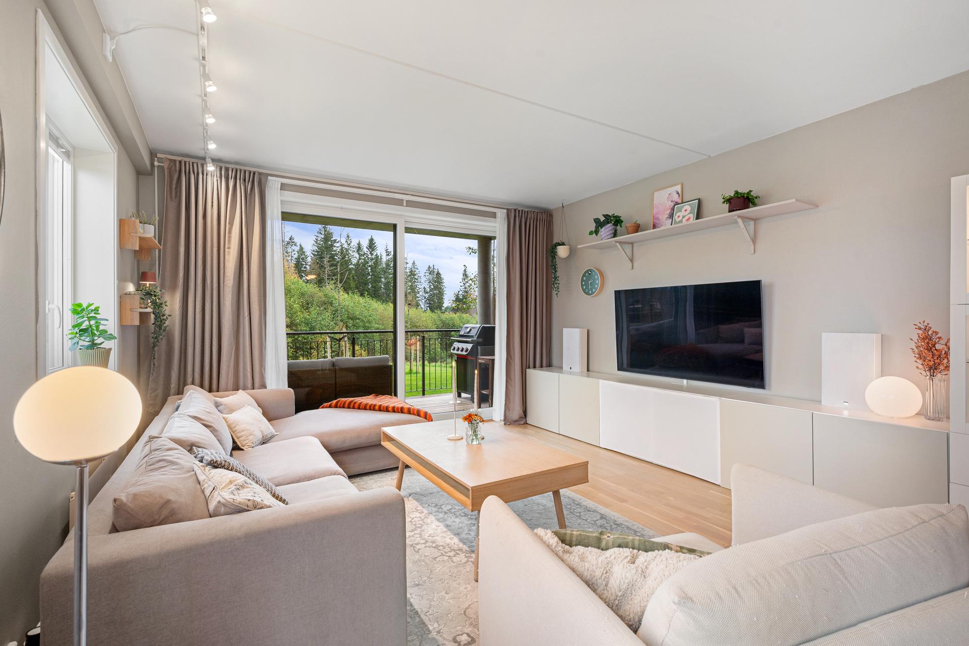 Stue/kjøkken på 42,9m². 
. Bilde nummer 3 av 3