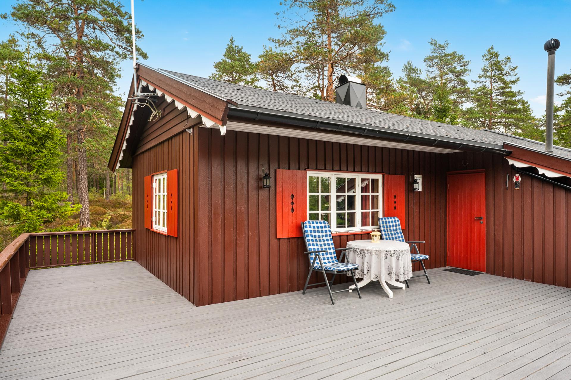 Hytta er ikke tilknyttet strøm eller vann, men har solcelleanlegg og biotoalett.. Bilde nummer 3 av 3