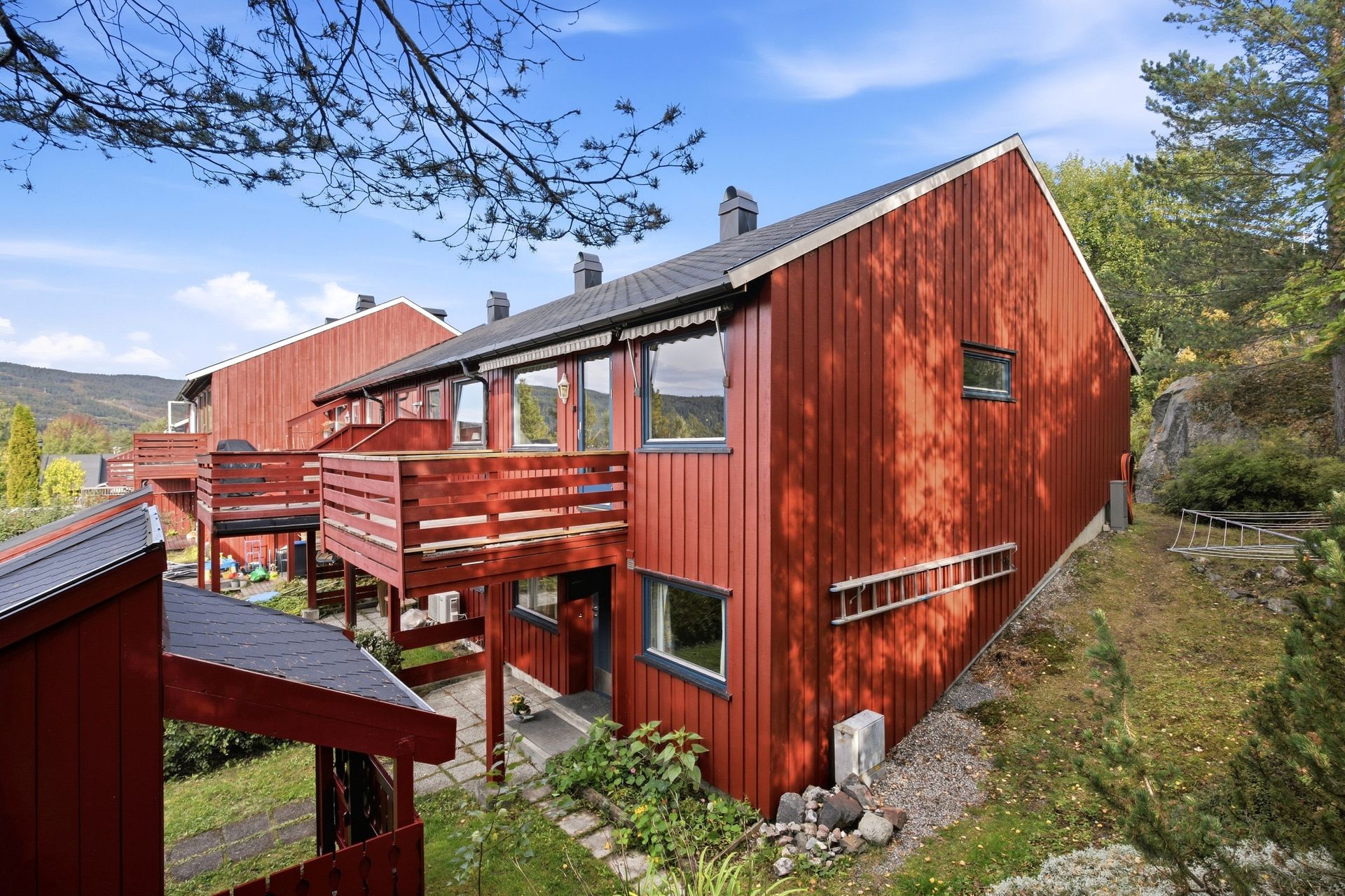 Innholdsrikt rekkehus over to plan, beliggende i et etablert og rolig boområde.. Bilde nummer 2 av 3