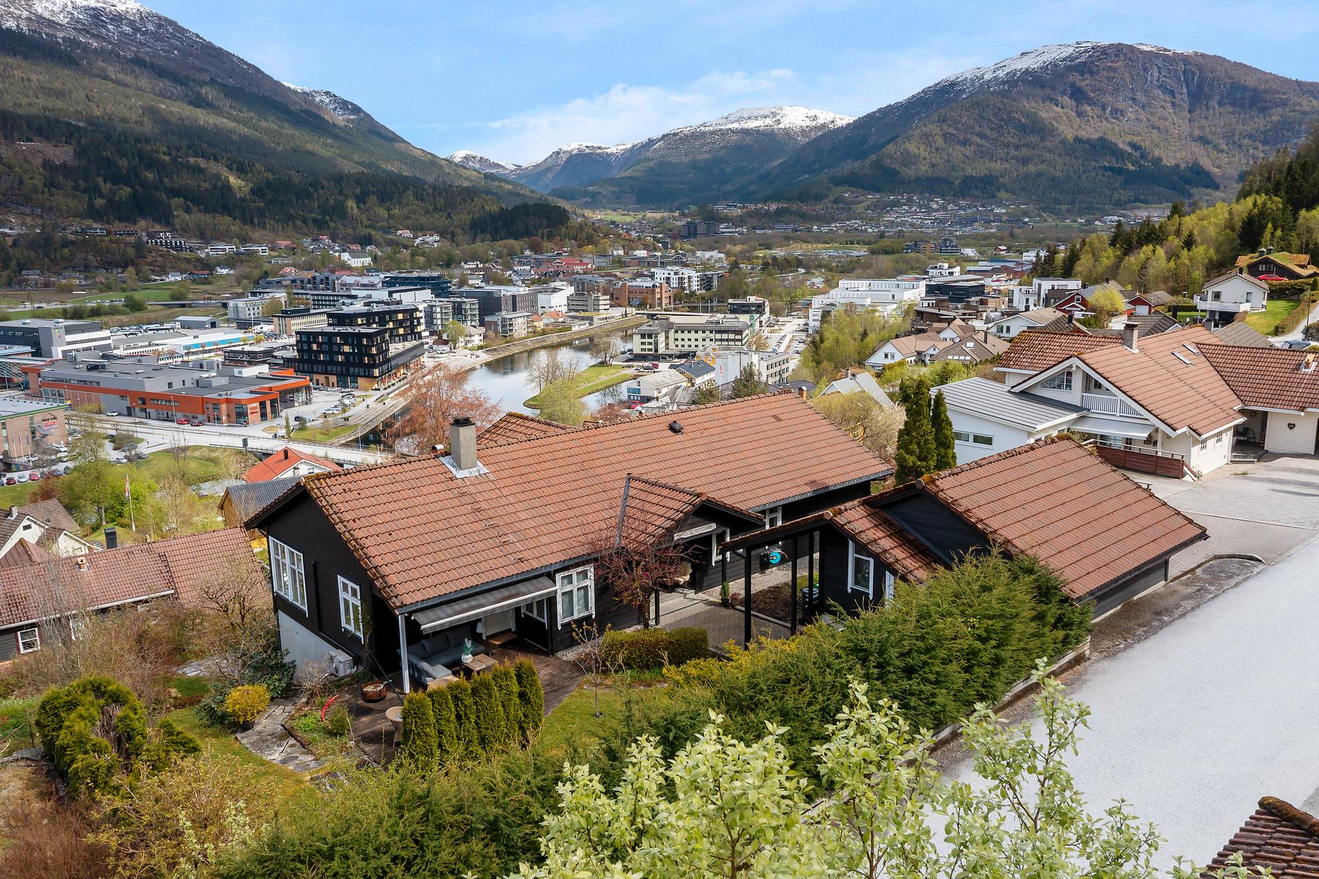 Velkommen til Bøgardsvegen 41! Foto: Diakrit v/ Vidar Helle. Bilde nummer 1 av 3
