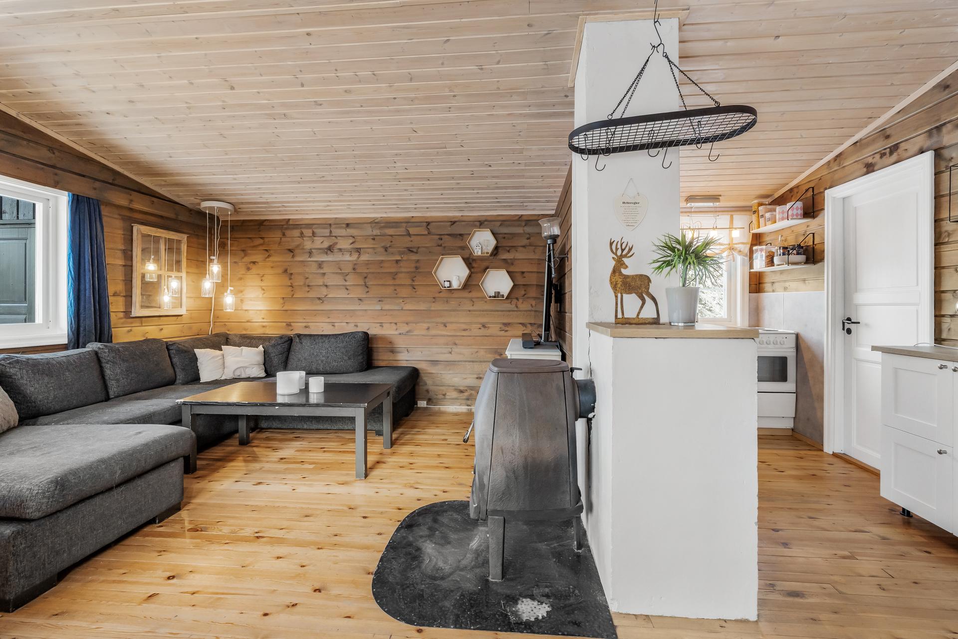Velkommen til en trivelig fritidsbolig beliggende i et veletablert hyttefelt. Bilde nummer 3 av 3