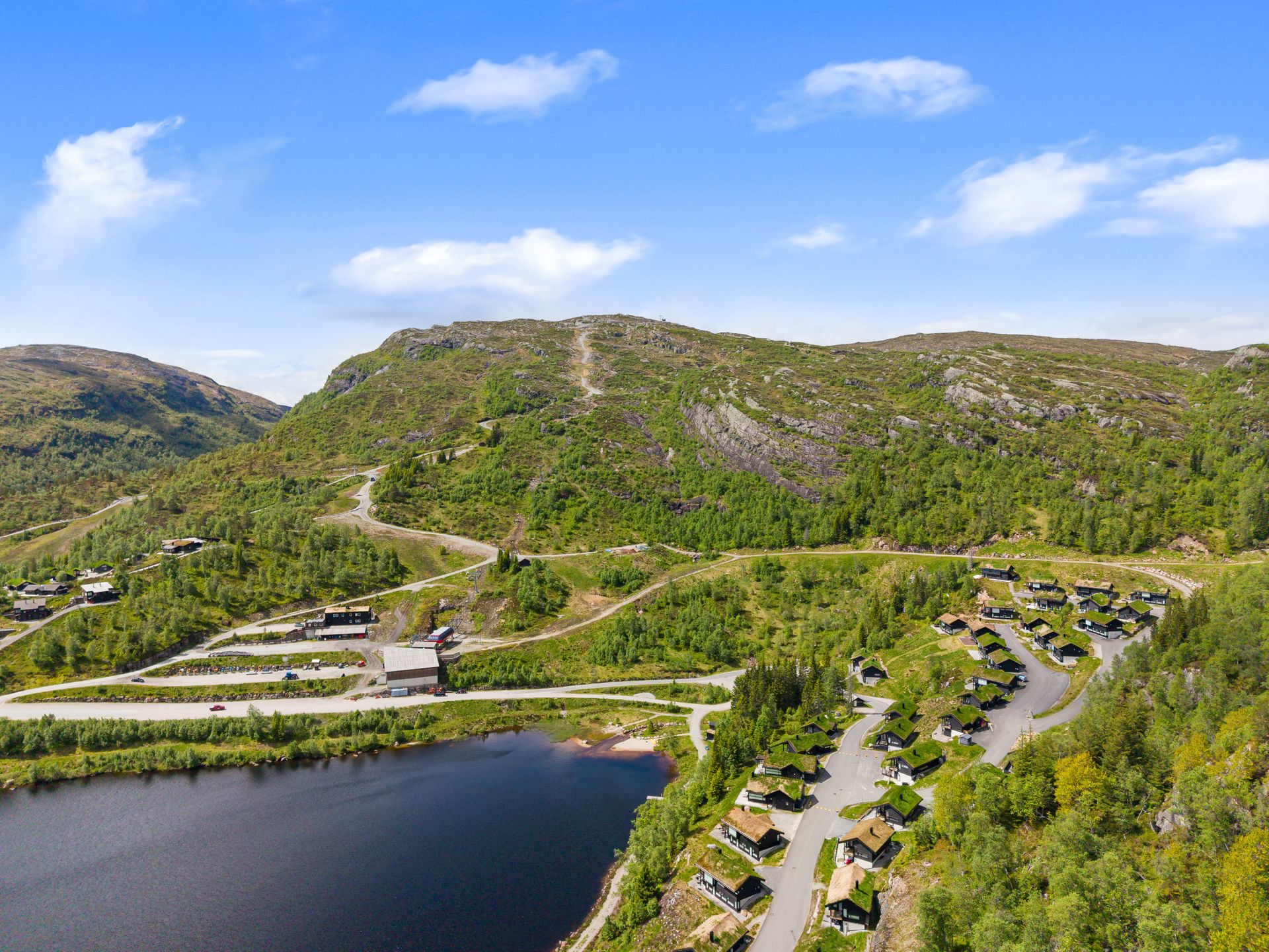 Eiendommen er omgitt av storslått fjellnatur.. Bilde nummer 3 av 3