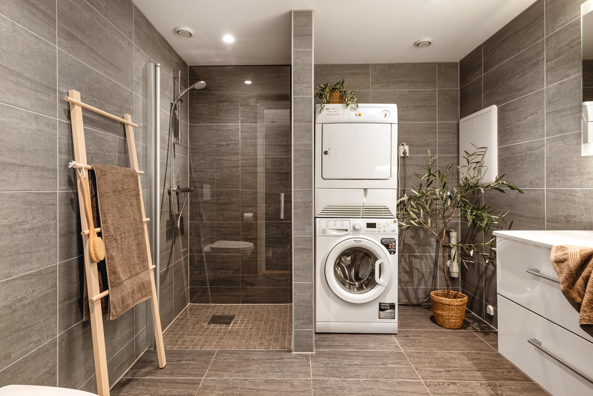 Badet ble oppgradert i 2018 i regi av borettslaget og har gulvvarme og opplegg for vaskemaskin.. Bilde nummer 3 av 3