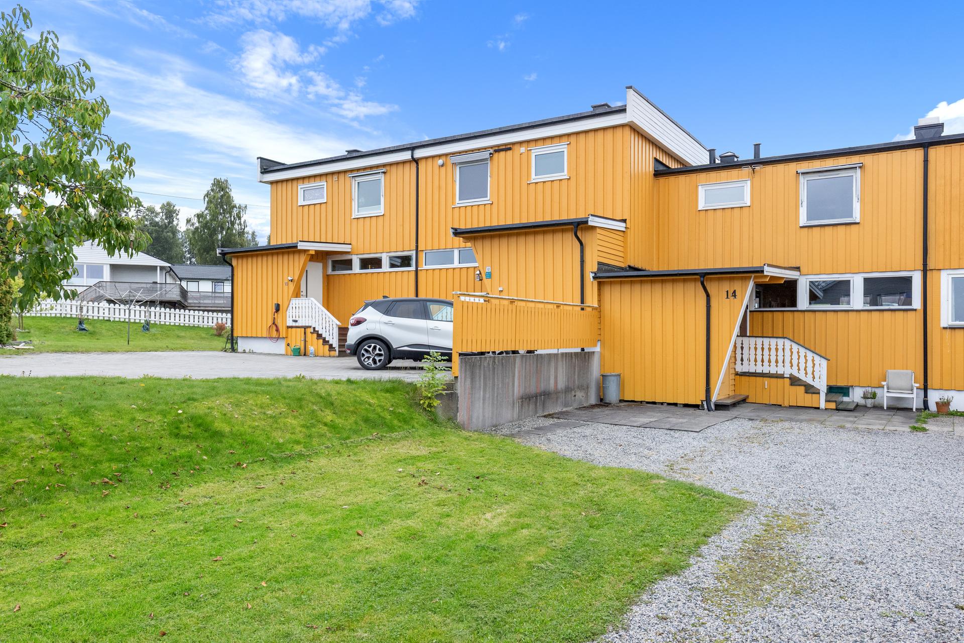 Inngangsparti med overbygd trapp og integrert bod ved inngangen.. Bilde nummer 3 av 3