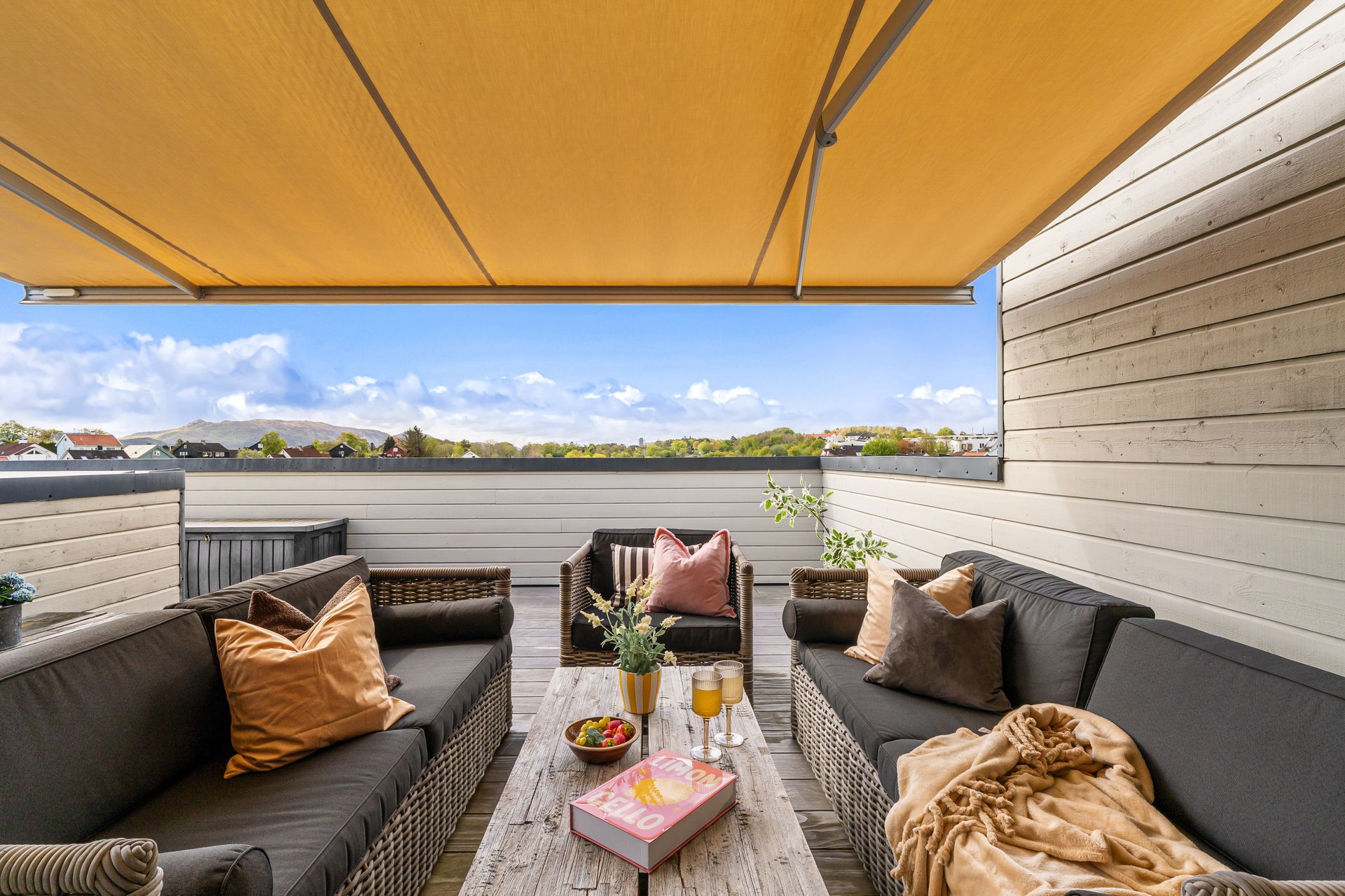 Dette er en toppleilighet med en privat takterrasse på hele 34 kvadratmeter.. Bilde nummer 2 av 3