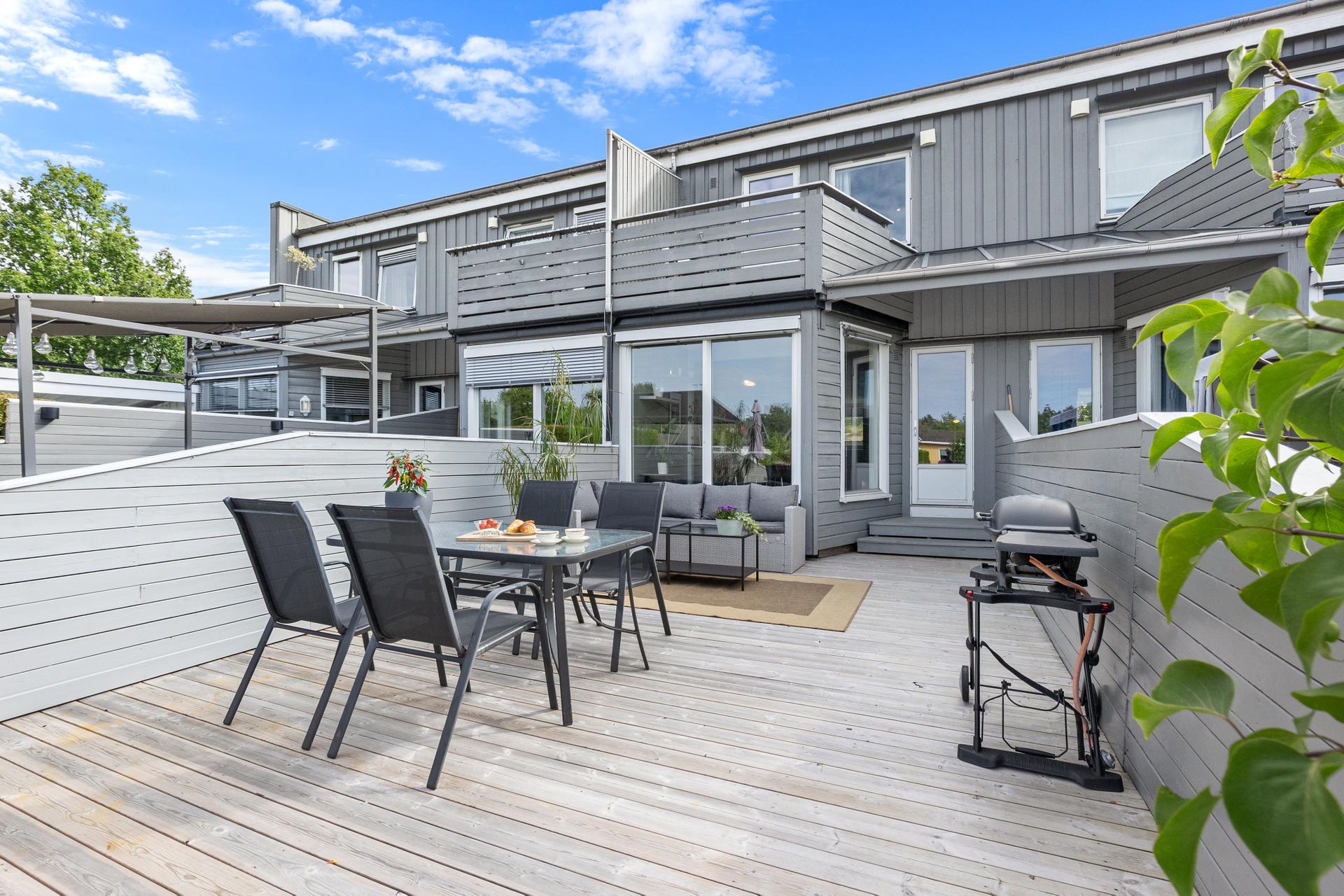 Stor og solrik terrasse med utgang fra stuen.. Bilde nummer 2 av 3