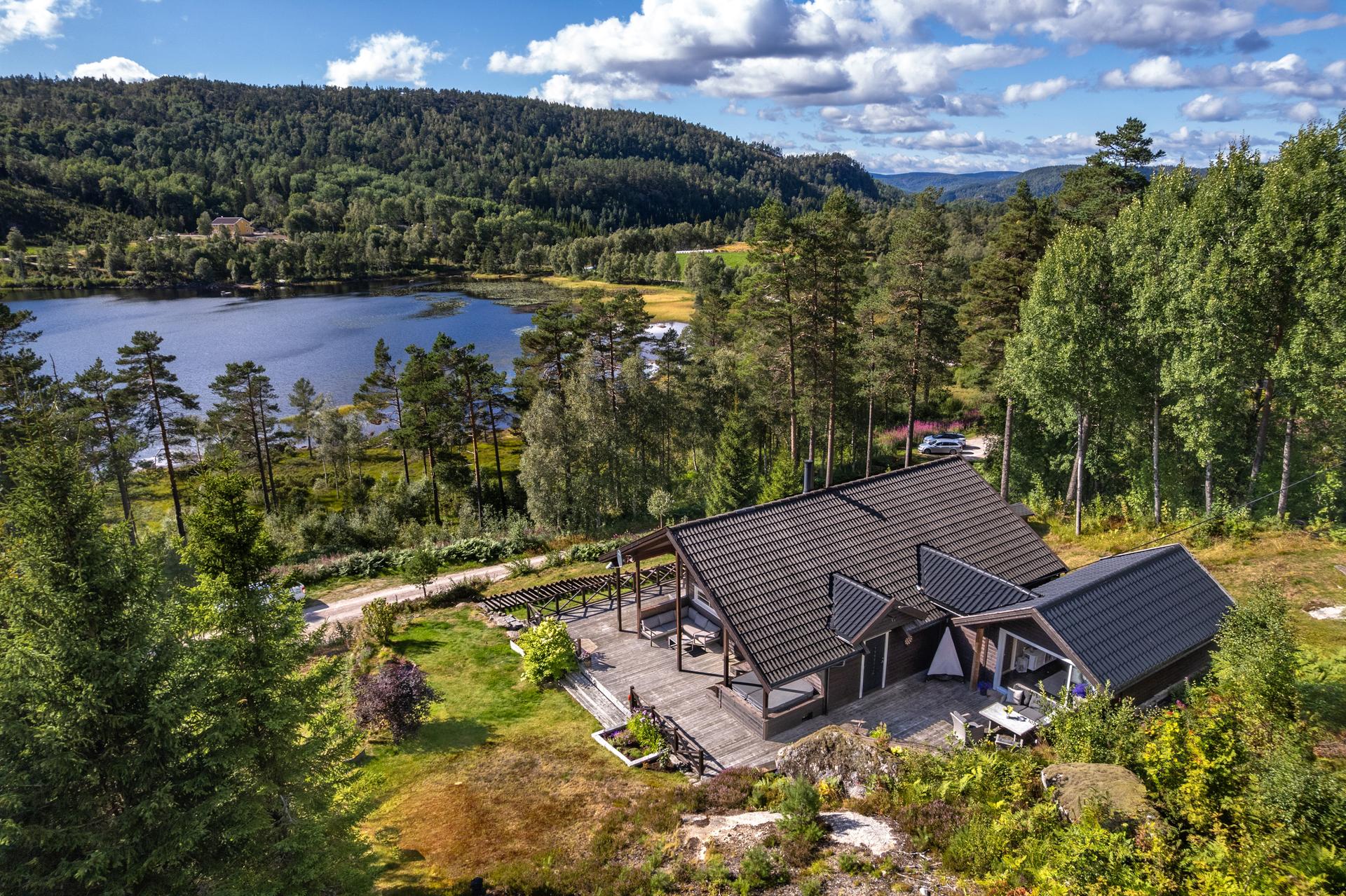 Hytta er omkranset av skog og natur, med kort vei til fiske- og turmuligheter.. Bilde nummer 2 av 3