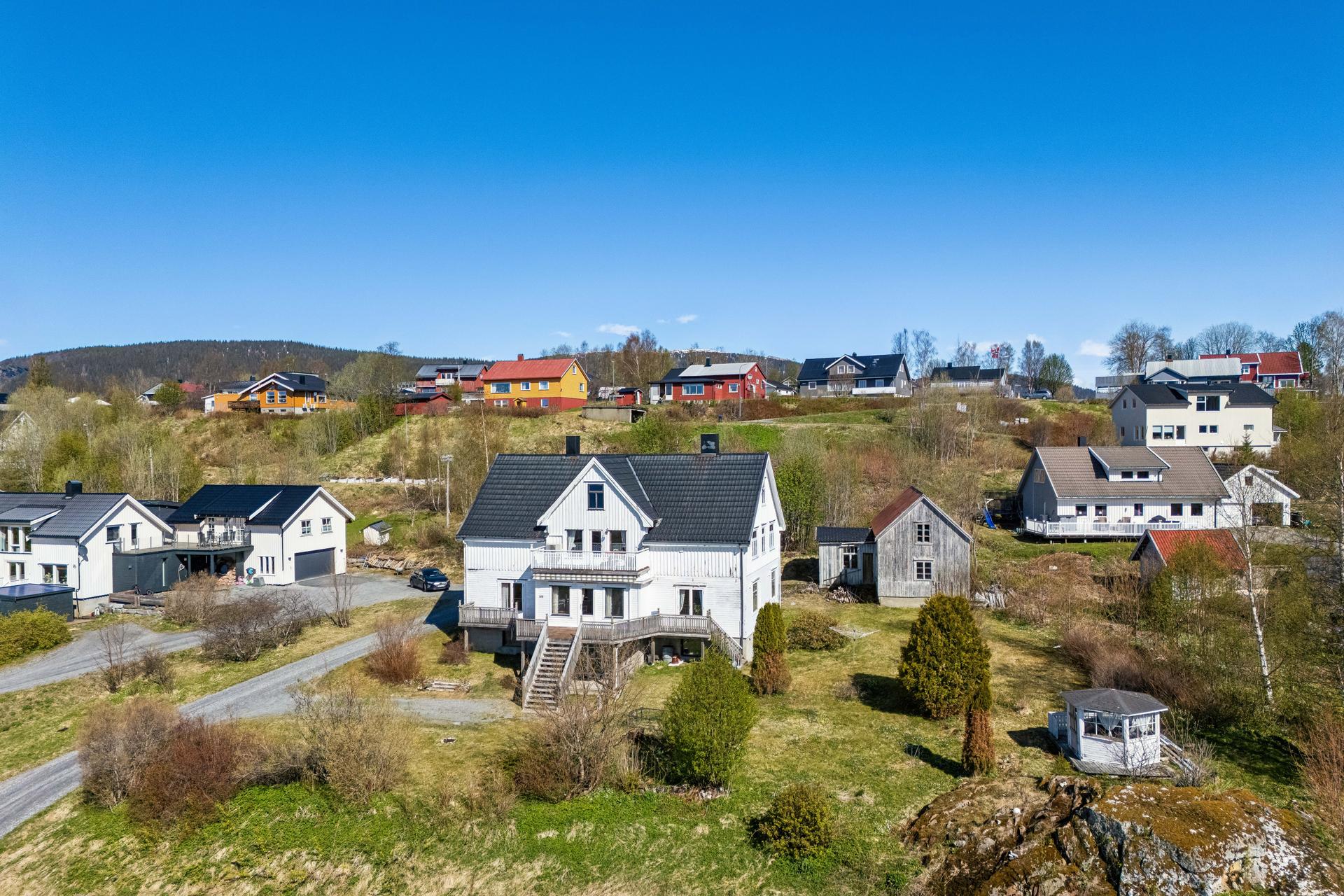 Her har du en innholdsrik enebolig over fire plan med et samlet bruksareal på 515 kvm. Eiendommen inkluderer også et uthus på 90 kvm.. Bilde nummer 2 av 3