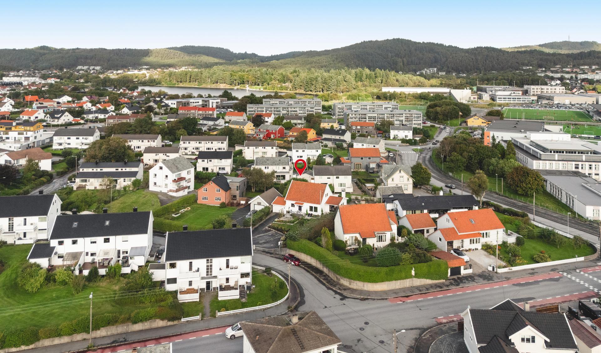 Eiendommen ligger i et etablert og rolig boligområde med kort vei til dagligvarebutikk, barnehager, skoler, idrettsanlegg og turområder.. Bilde nummer 2 av 3