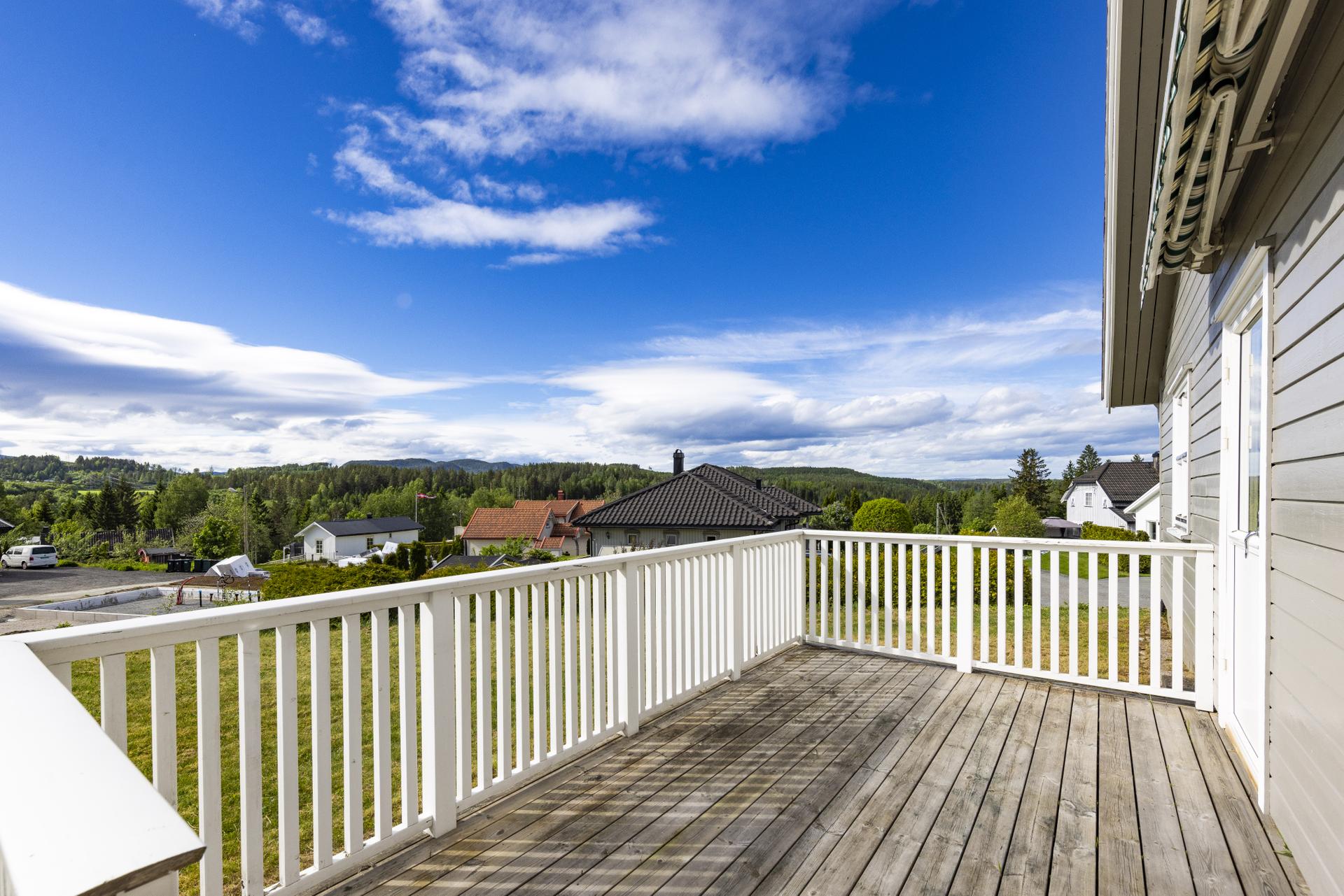 Praktisk rekkehus over ett plan, med romslig terrasse og gode utsiktsforhold.. Bilde nummer 2 av 3