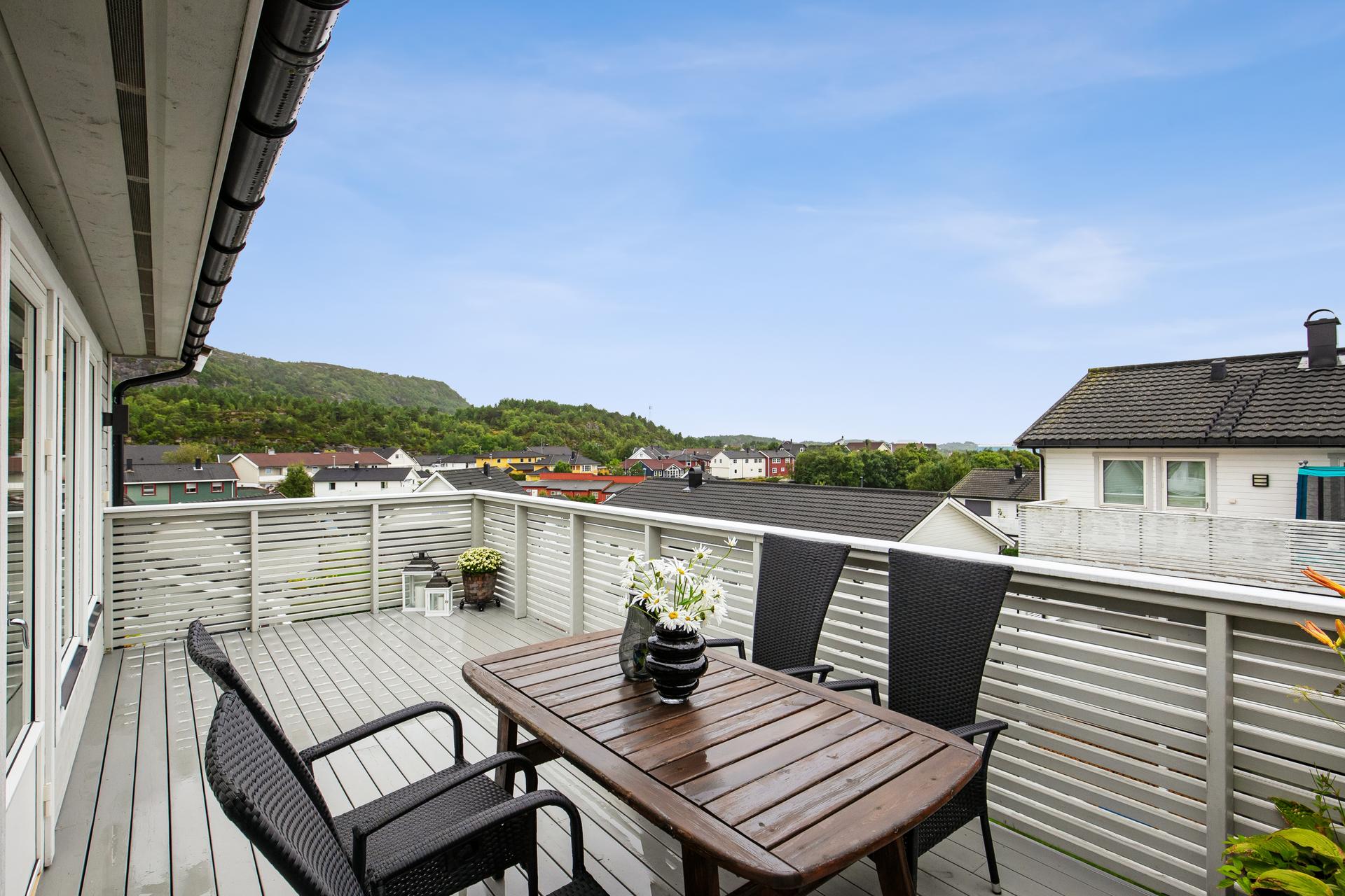 Romslig terrasse med gode solforhold. . Bilde nummer 2 av 3